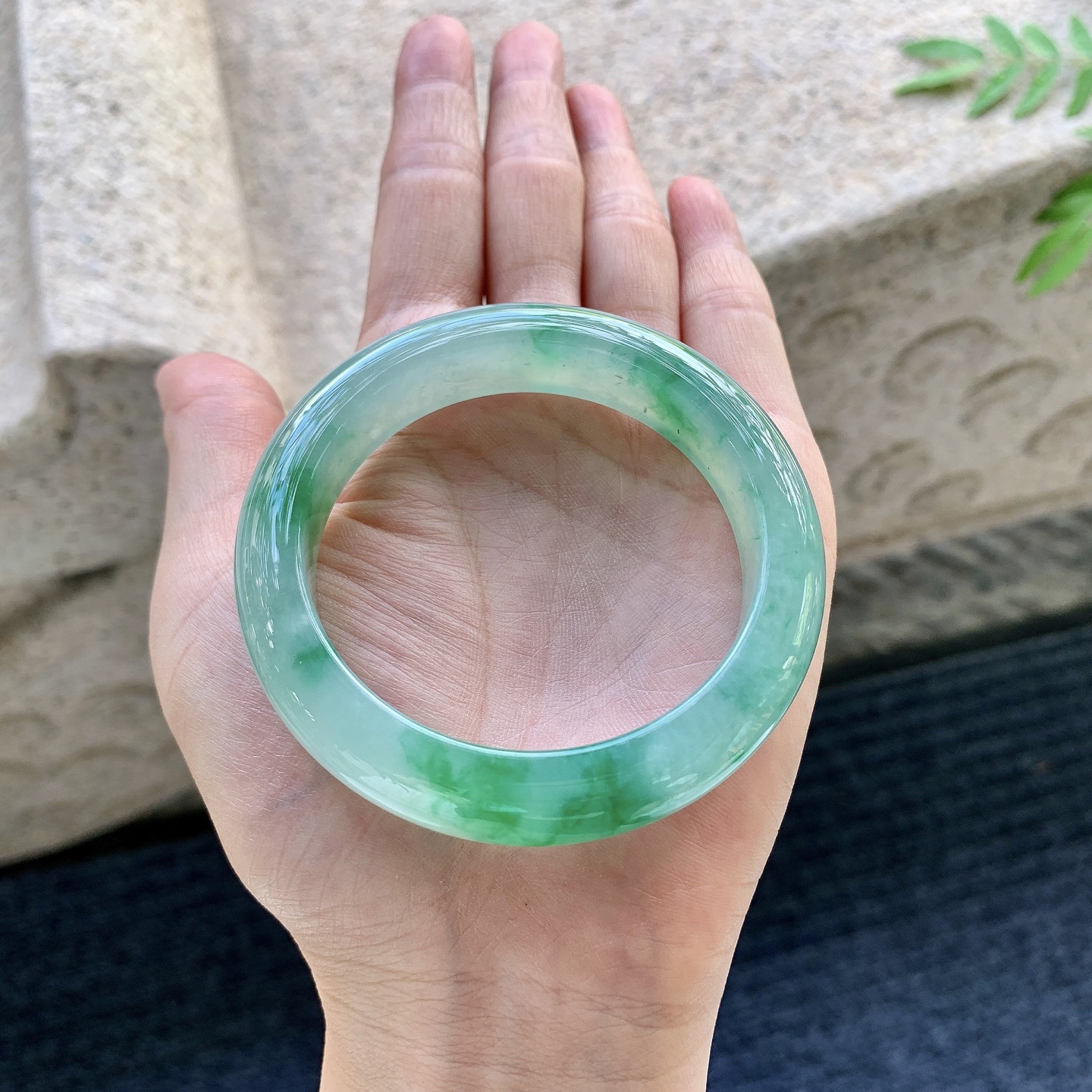 正圈51 52，圈口52.6/12.5/8.8，编码WW082240，描述冰糯飘绿，水润，种老，细腻