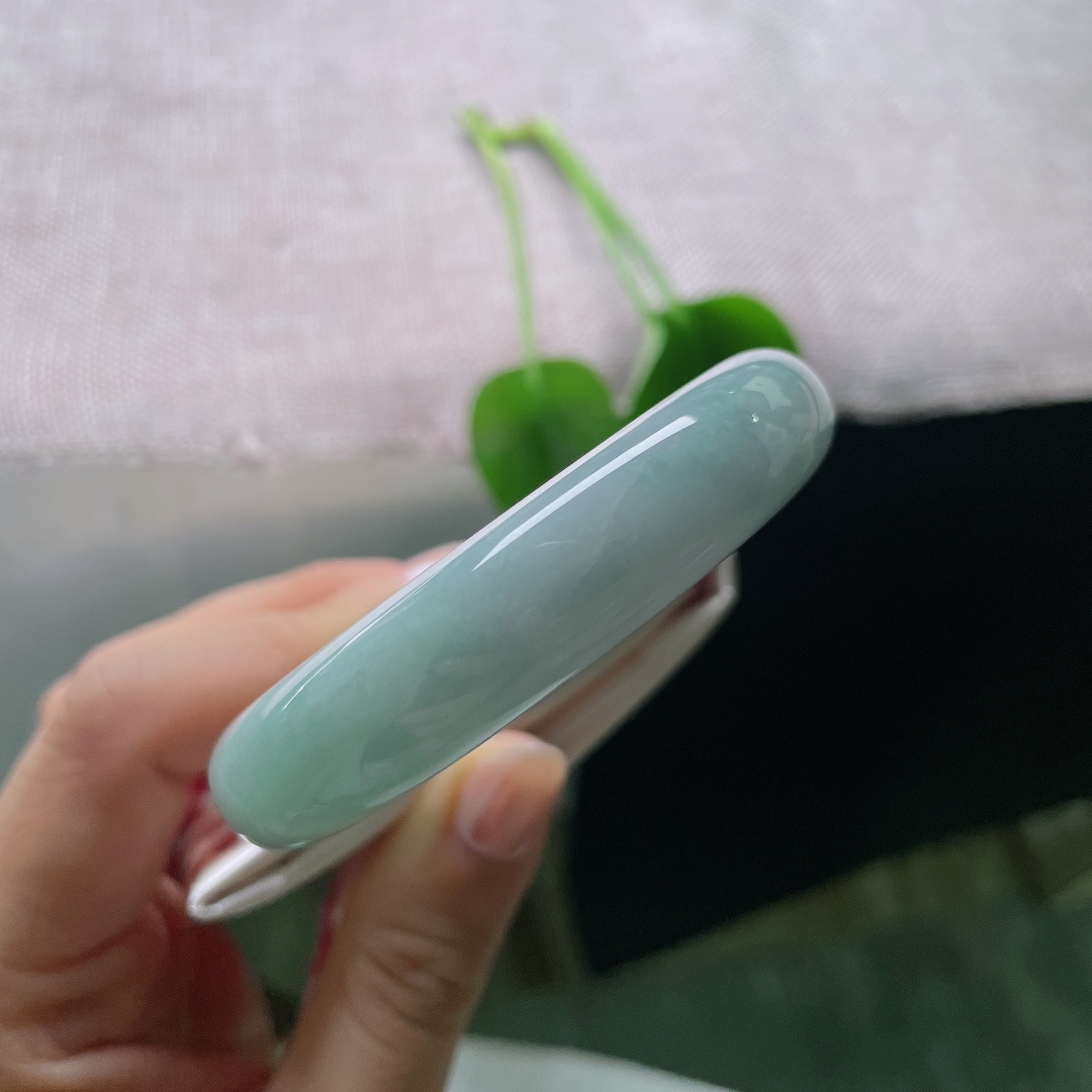 蓝底正圈，皮纹，玉质细腻，圆润流畅，于方寸之间藏住独一份的温柔。ss57611a