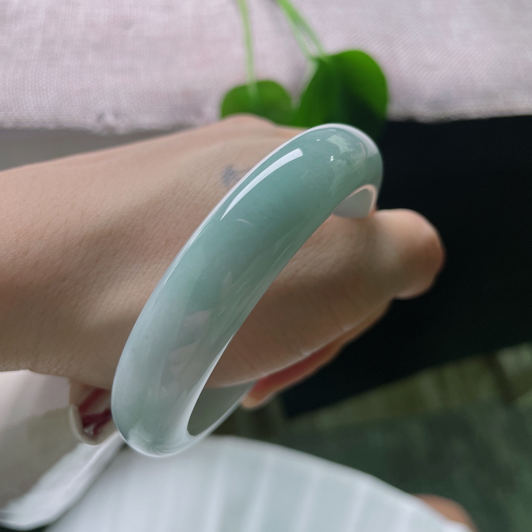 蓝底正圈，皮纹，玉质细腻，圆润流畅，于方寸之间藏住独一份的温柔。ss57611a