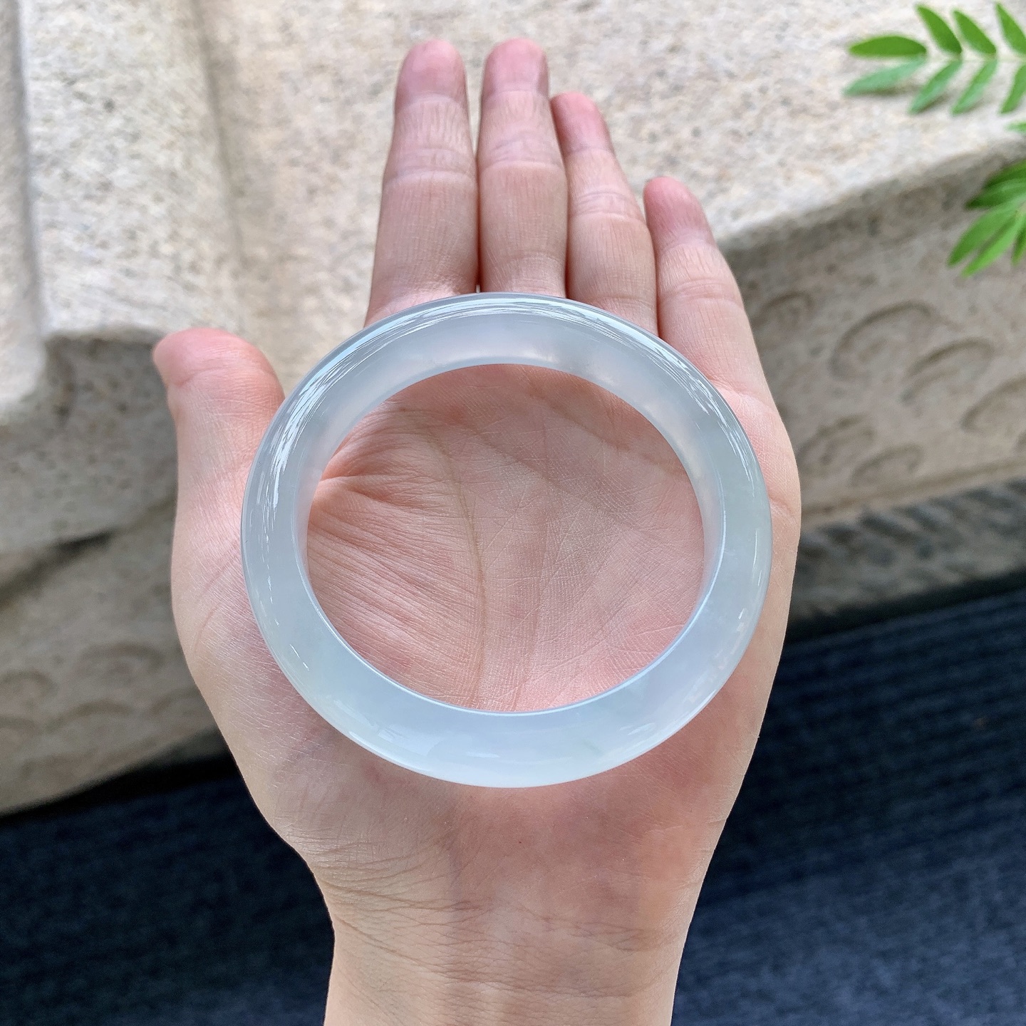 正圈53 54，圈口54.3/11.5/8，编码W6082232，糯冰底色，水润，种老，细腻，打灯有棉线