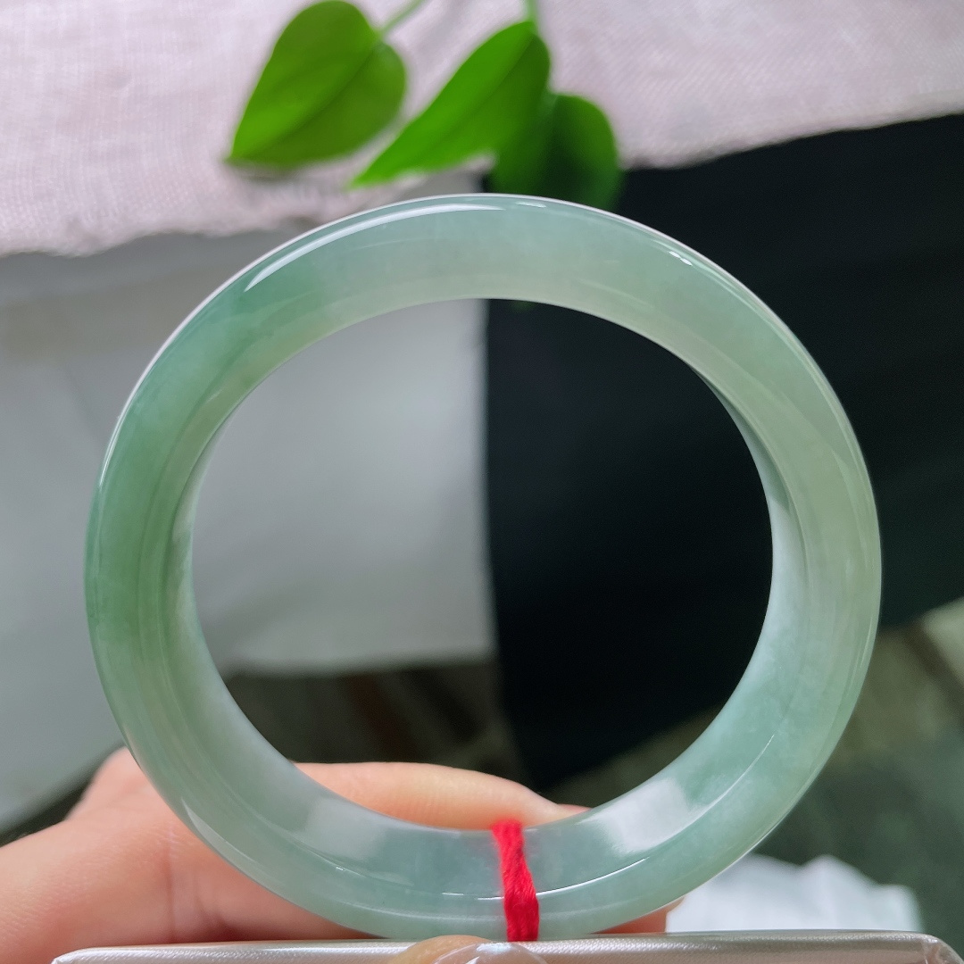 绿底正圈，镯身色彩过渡自然，由深青慢慢晕染到浅调，层次丰富，耐人细细品味。ss57576a