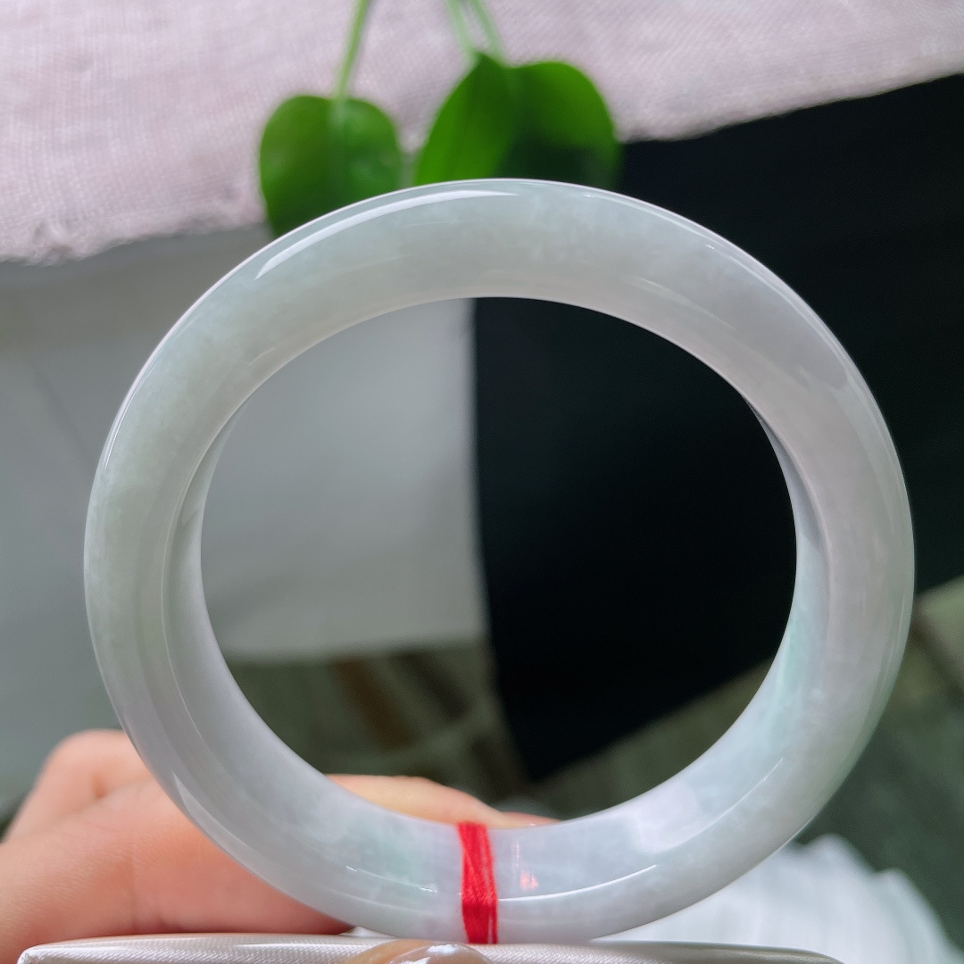 55.6/12/7.8，飘花正圈，一点晶体，光泽内敛柔和，柔光在镯面缓缓流动，没有刺眼强光，尽显玉石温润质感。ss57594a