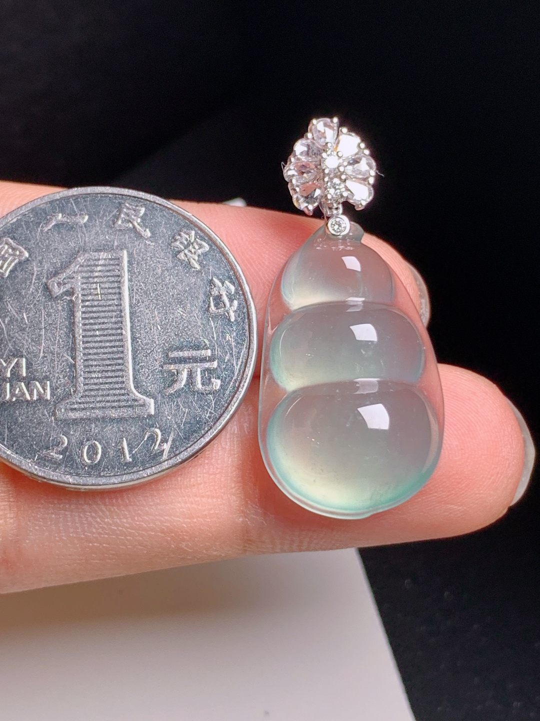 高冰晴水福豆吊坠，冰感十足，清莹透亮，连中三元
