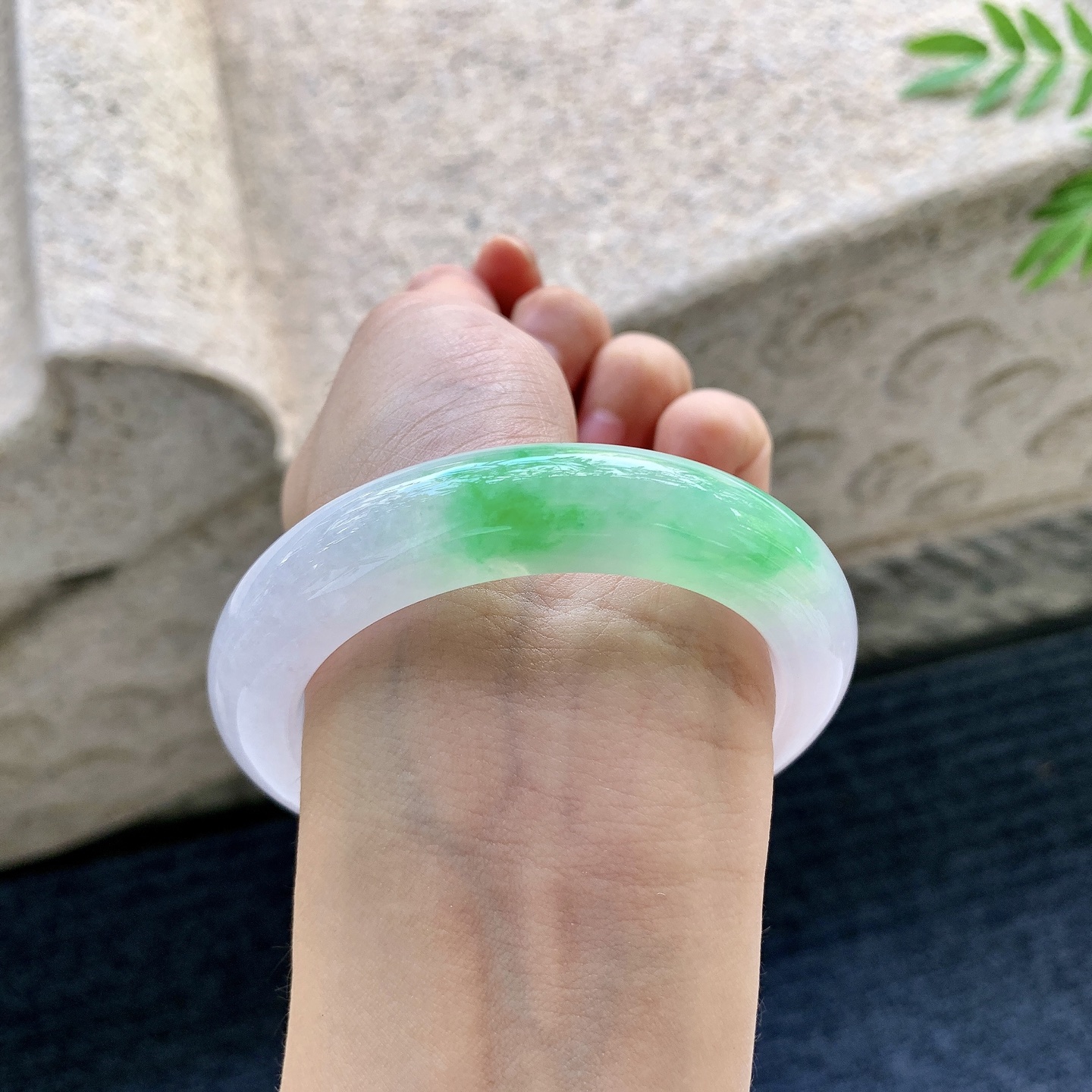 正圈53 54，圈口54.6/12.7/10.6，编码G9082231，冰糯春彩，水润，种老，细腻，打灯有絮线
