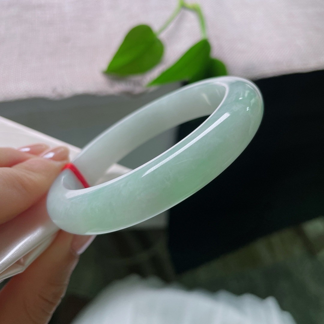 58/12.3/9.2，有裂，绿底正圈，风格百搭日常，不管通勤还是休闲穿搭，戴上都衬得人温婉雅致。ss57588a