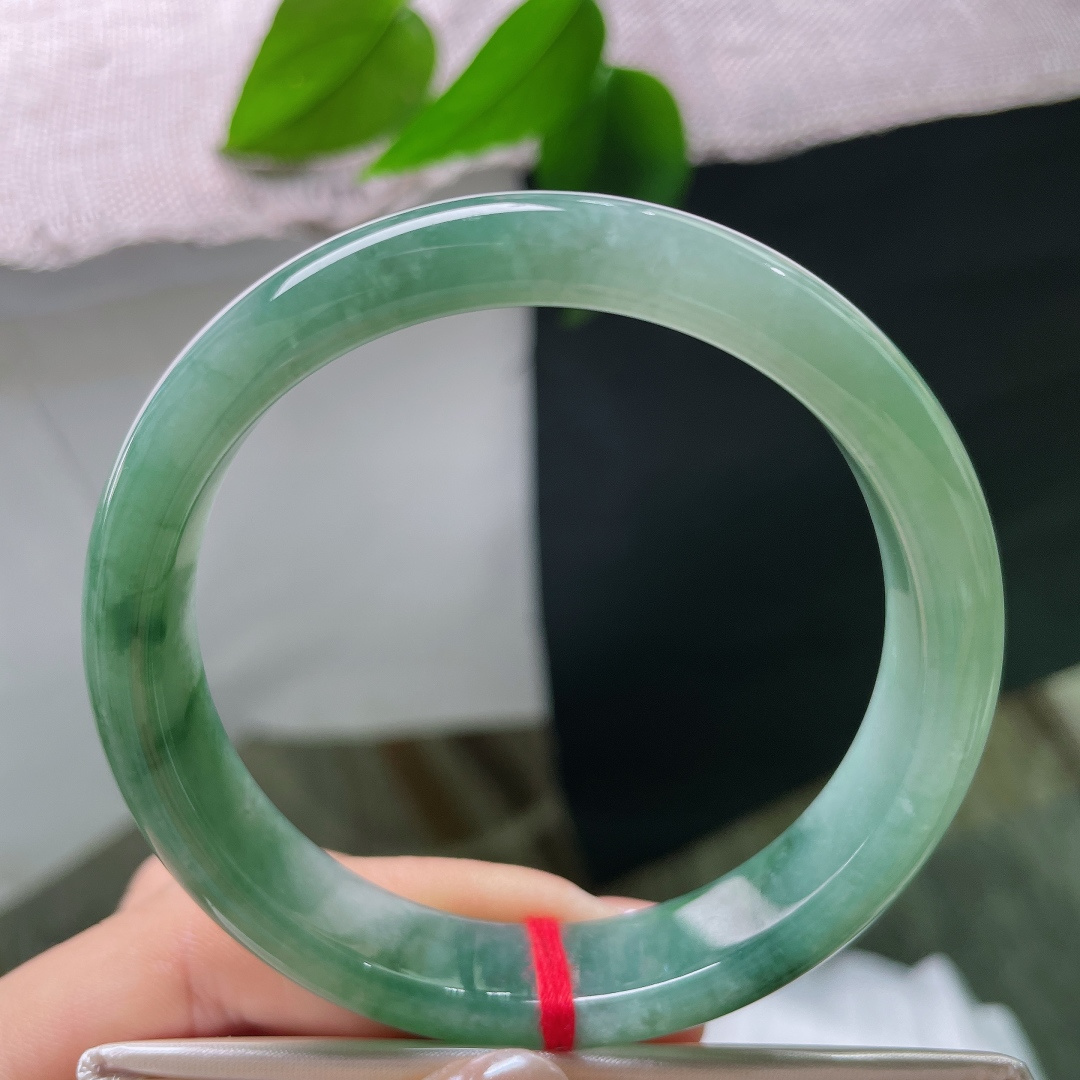 绿底正圈，浓郁温润的湖绿底色，不浮夸张扬，自带成熟内敛的雅致气质。ss57570a