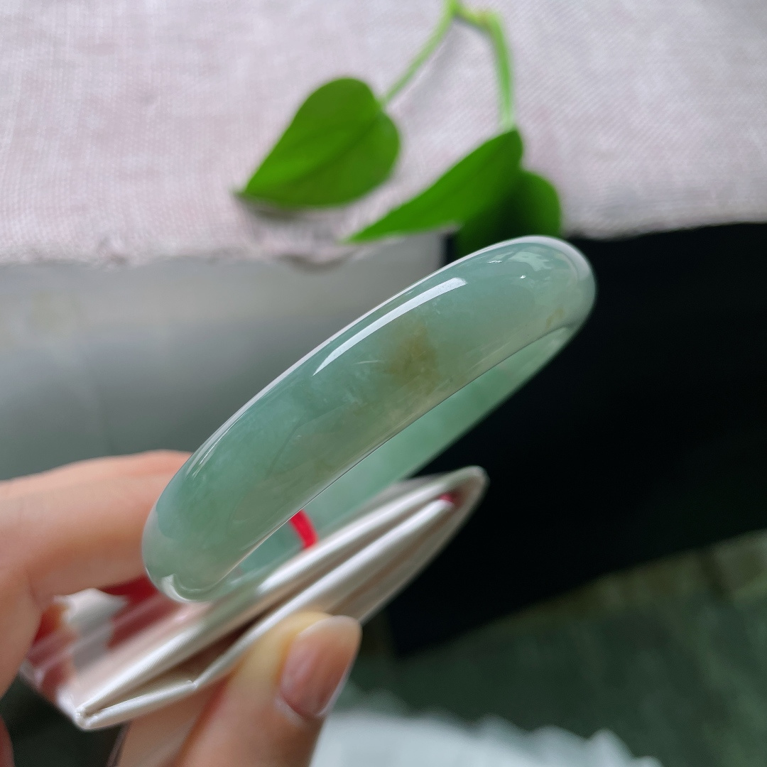 绿底正圈，洒金，清幽的湖调绿色，没有艳丽刺眼的色调，自带低调沉稳的清冷气质。ss57574a