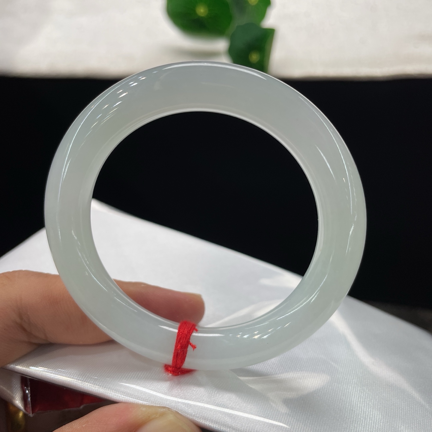 翡翠手镯 圈口51/9.5，白冰圆条，51/52可戴，冰肌凝素玉，圆镯揽清辉，不施粉黛，无裂