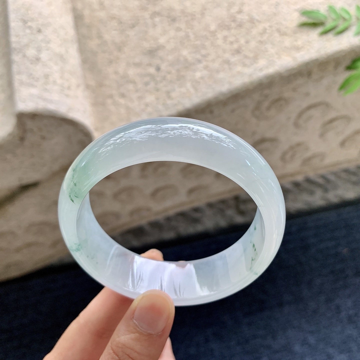 正圈60 61，圈口61.4/19.6/8，编码HW082205，描述：冰糯飘花，宽版，清透，水润，种老，细腻，无裂。