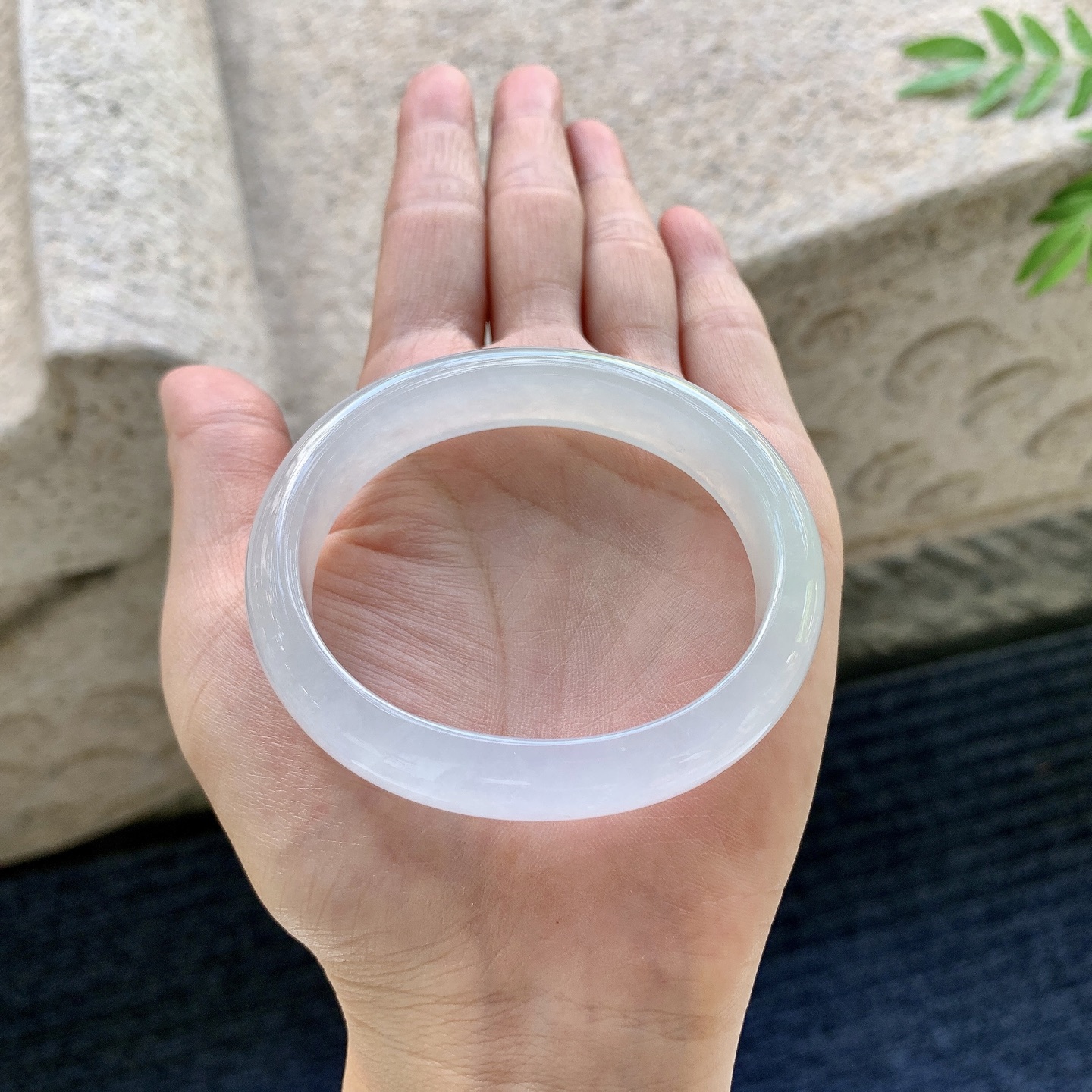 糯冰底色，水润，种老，细腻，打灯有棉线