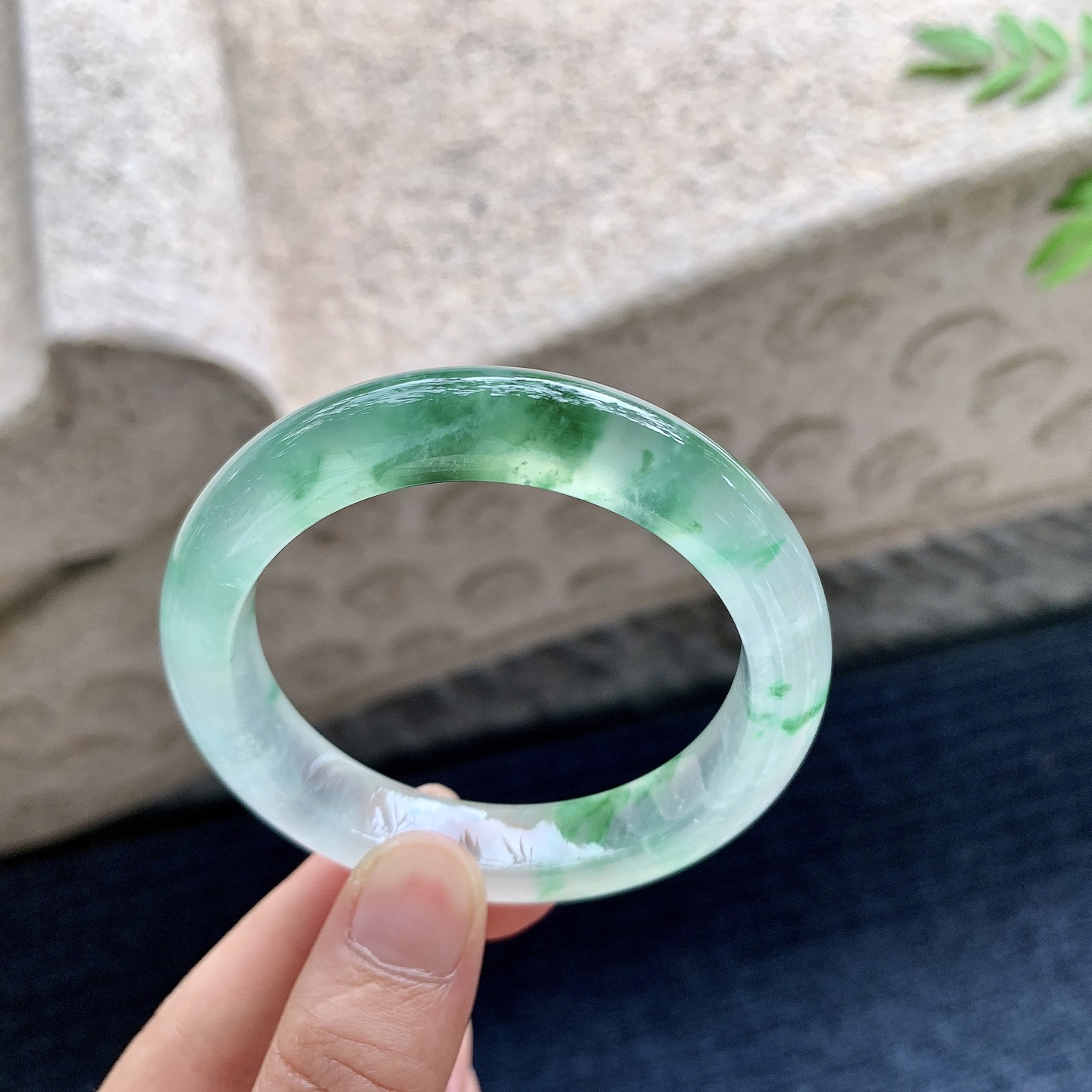 正圈49 50,圈口50.8/11/8.4,编码N2082208,高冰飘绿花，起光，清透，水润，种老，细腻，打灯有纹线