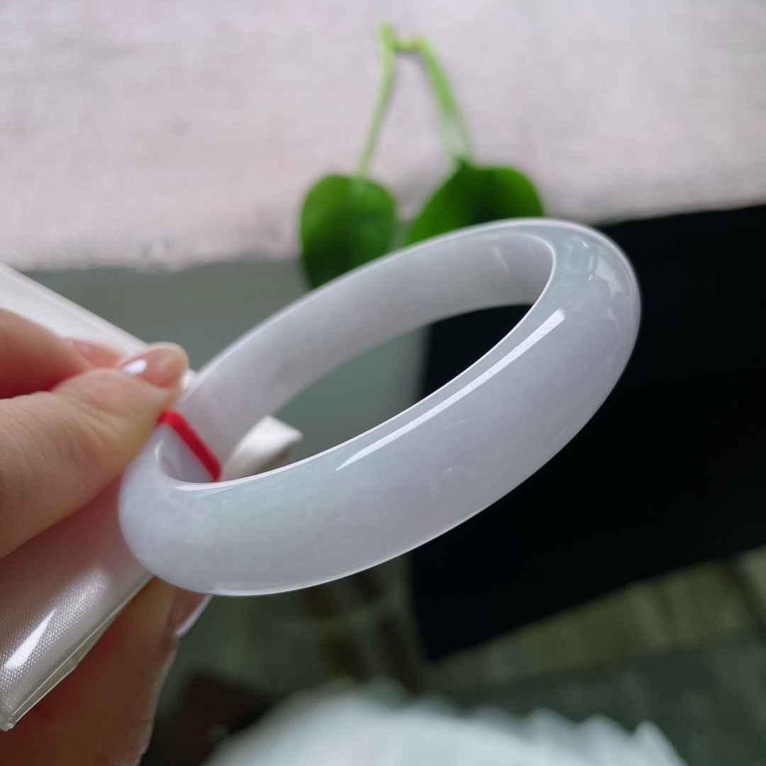 淡紫正圈，一点晶体，水光浅浅萦绕镯身，素净底色衬出手腕肤色，温柔又显气质。ss57598a