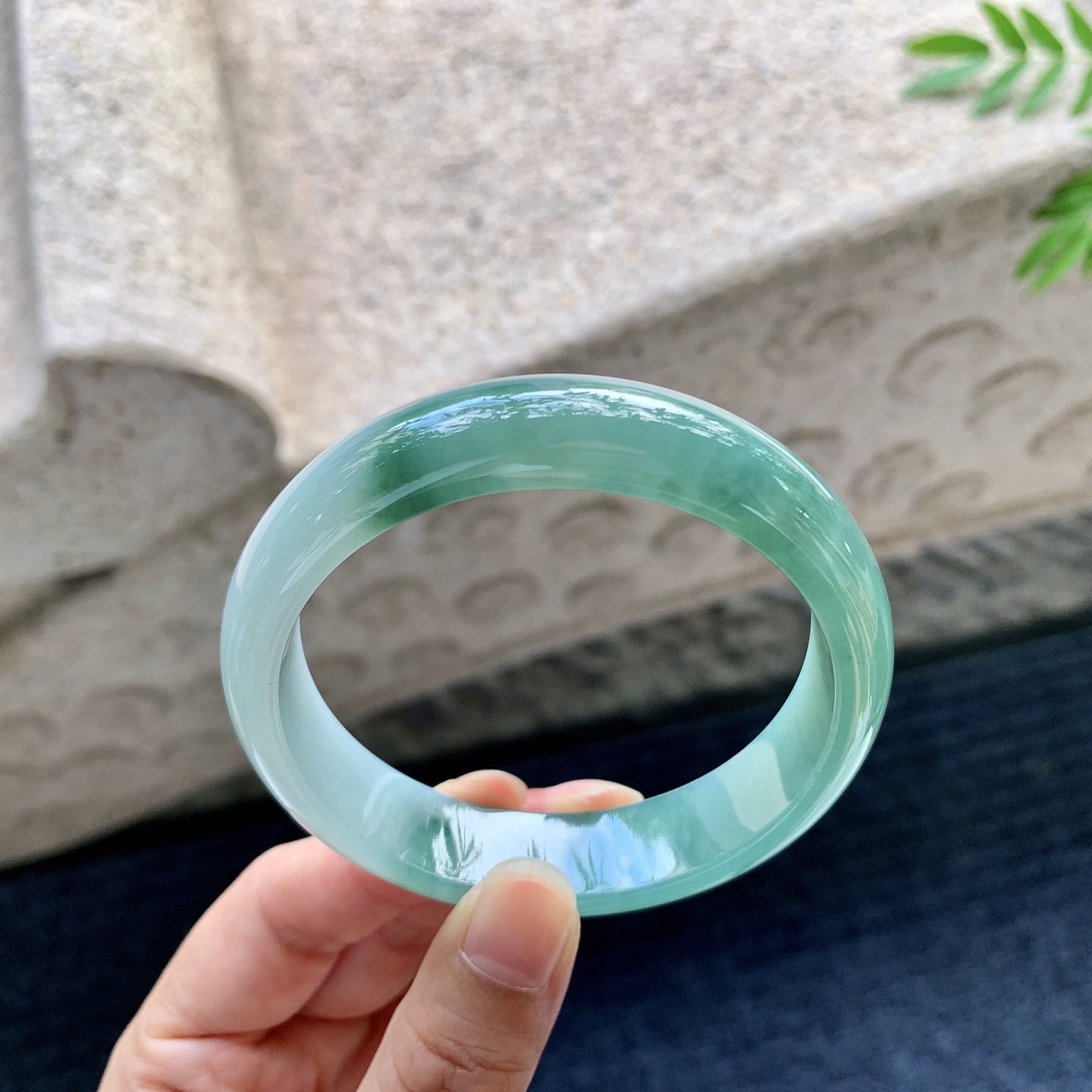 正圈56 57，圈口57/14/7.2，编码BA082218，细糯油绿，水润，种老，细腻，无裂。