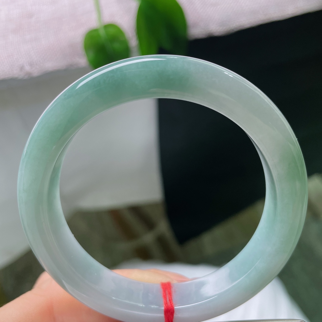 55.6/11.7/8.7，蓝底正圈，一点皮纹，腕间这一抹清浅湖色，简约温婉，尽显东方女子恬静雅致的