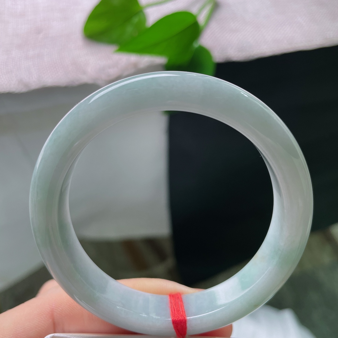 绿底正圈，无裂，淡淡的晴水底色，不张扬不艳丽，自带清冷素雅的气质，耐看不过时。ss57605a