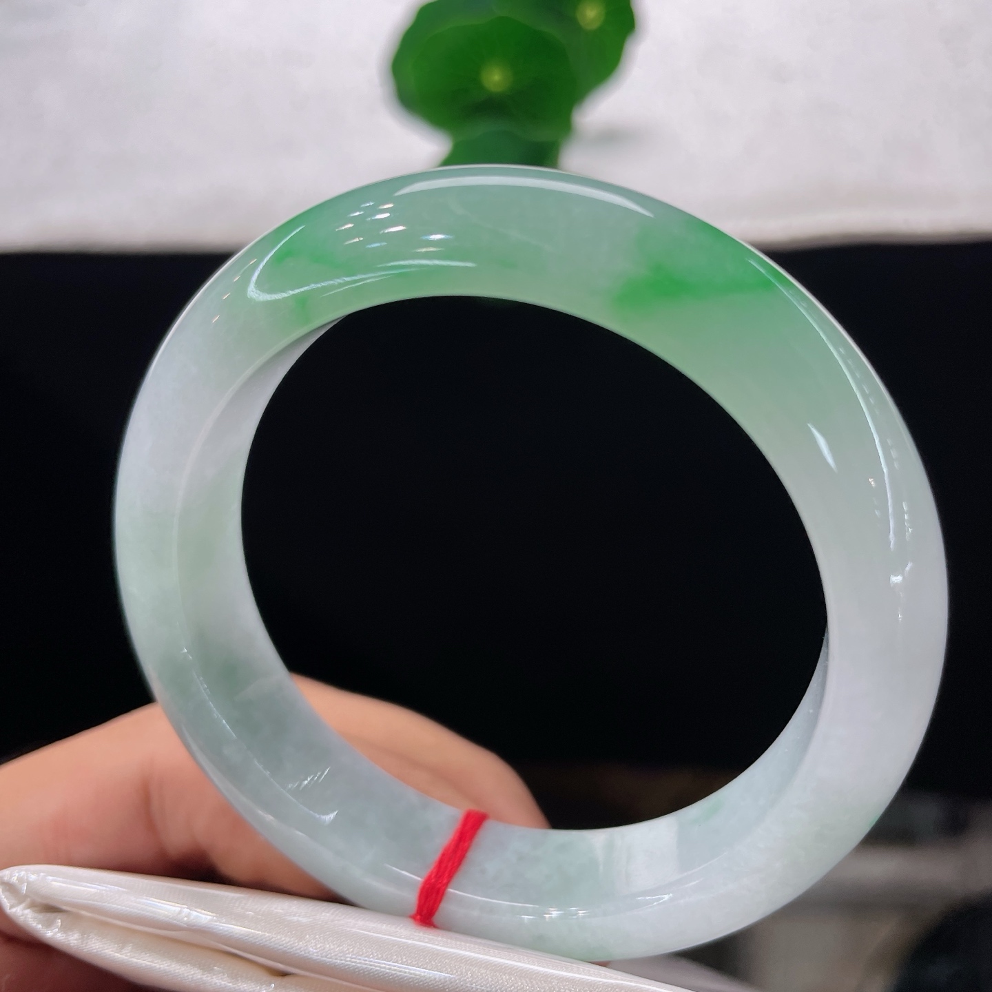 翡翠手镯 圈口55.9/12.9/9.1，白底青正圈，55/56可戴，一抹辣绿，腕间春色，微纹不扣，上手无视。
