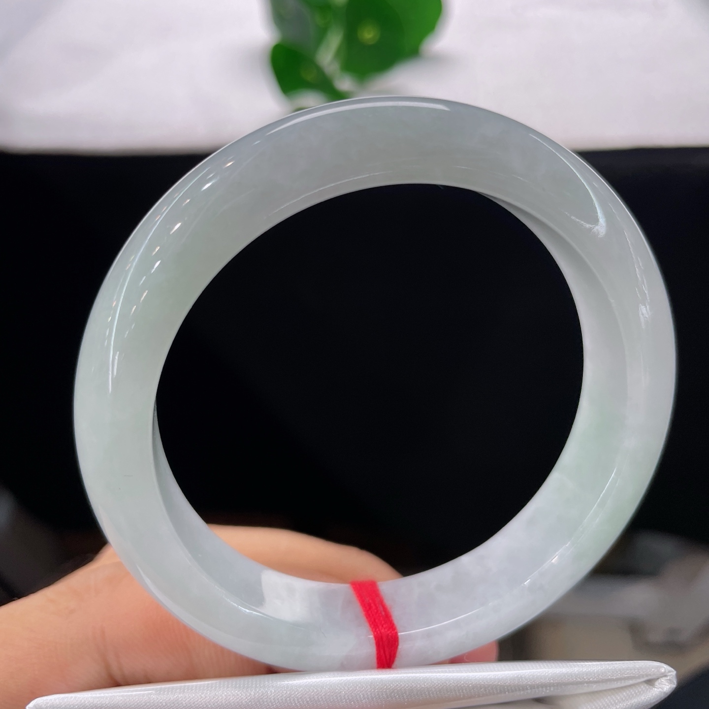 翡翠手镯 口54.5/12.3/8.3，细糯正圈，54/55可戴，仿若薄雾绕林，质地澄澈温润。清浅玉