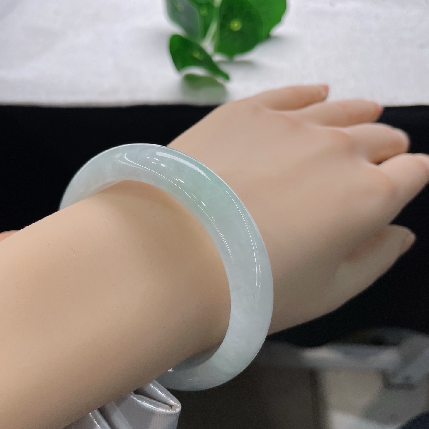 翡翠手镯 口54.5/12.3/8.3，细糯正圈，54/55可戴，仿若薄雾绕林，质地澄澈温润。清浅玉色似山间朝露。