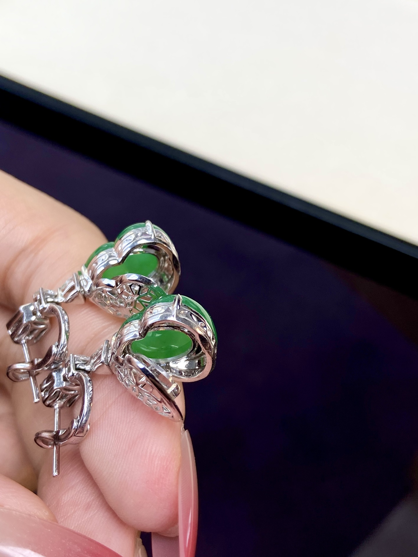 高冰种正阳绿葫芦耳坠，品相超棒，饱满 浓色想要的样子它都有，简约且大气，随身摇曳端庄大方：28.9-12.1-8.9，裸石：13.7-12.1-5.1mm，无裂。