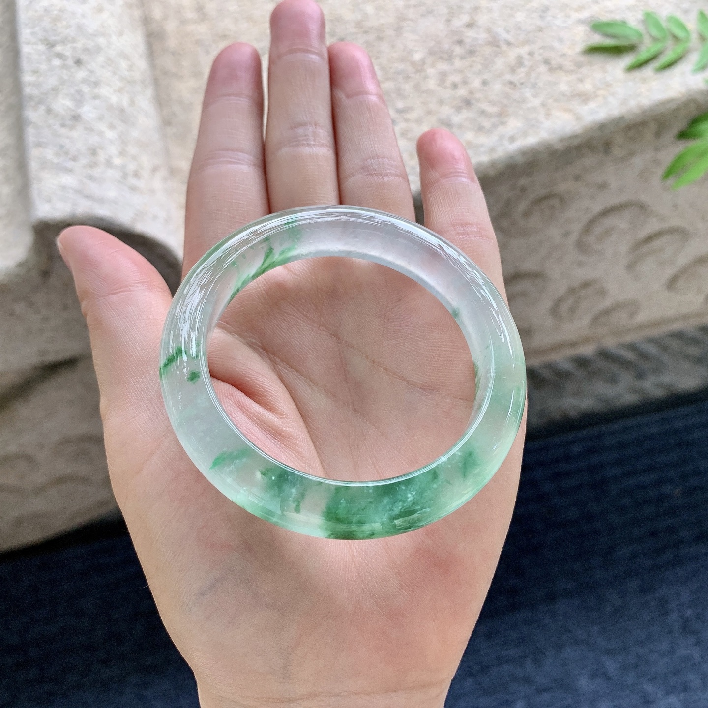 正圈49 50,圈口50.8/11/8.4,编码N2082208,高冰飘绿花，起光，清透，水润，种老，细腻，打灯有纹线