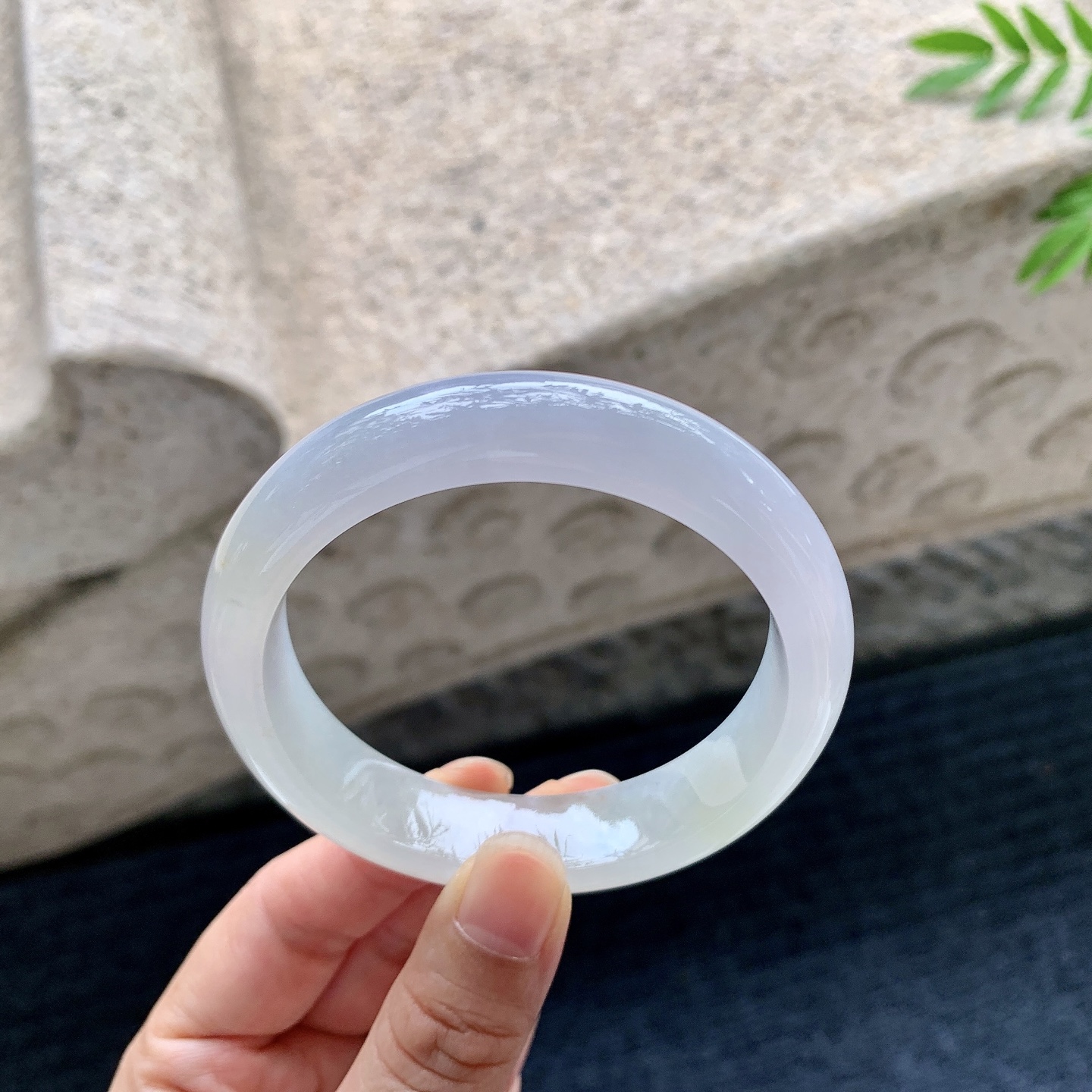 正圈55 56，圈口56/13.5/8，编码HW082204，糯冰双彩，水润，种老，细腻，无裂。