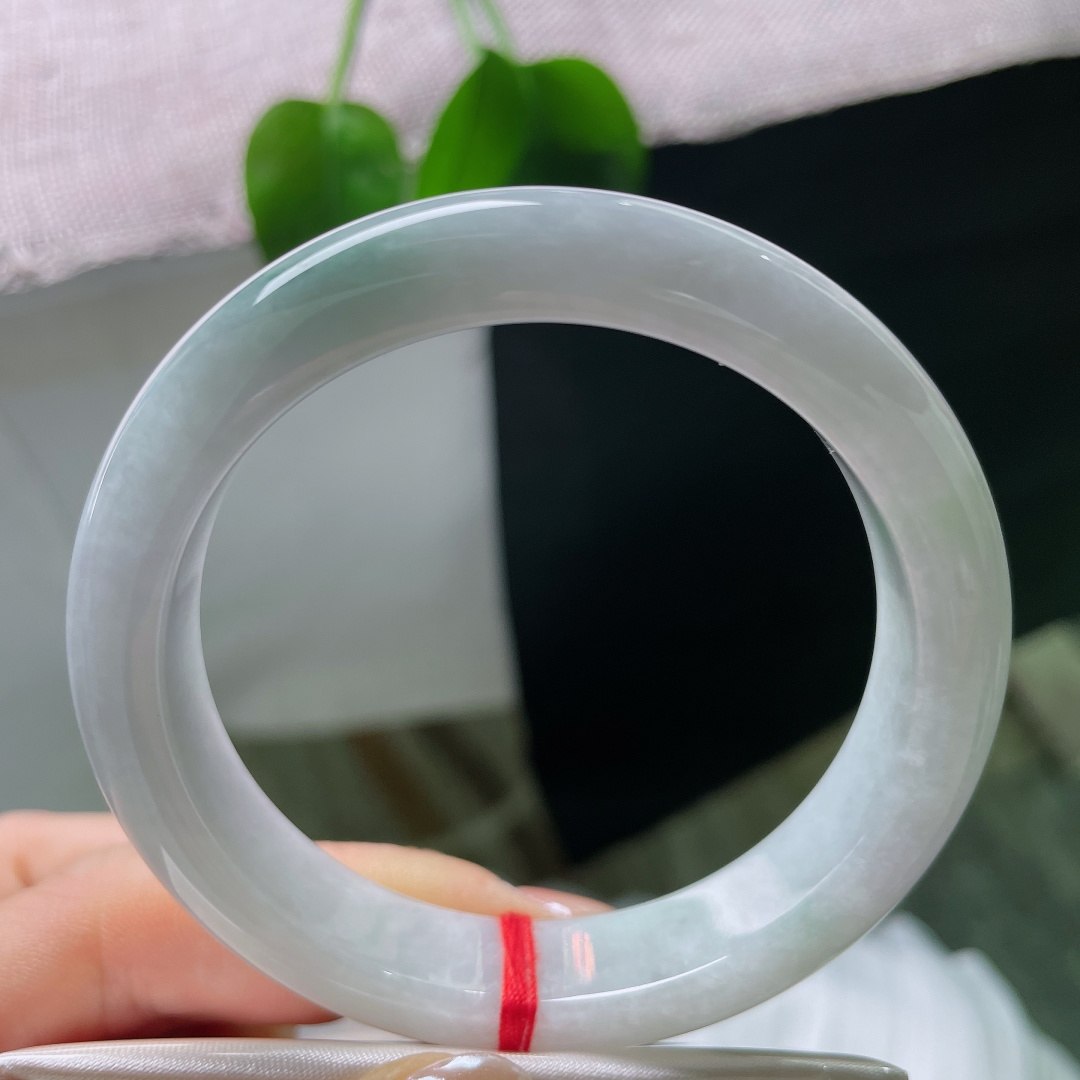 55.6/12/7.8，飘花正圈，一点晶体，光泽内敛柔和，柔光在镯面缓缓流动，没有刺眼强光，尽显玉石
