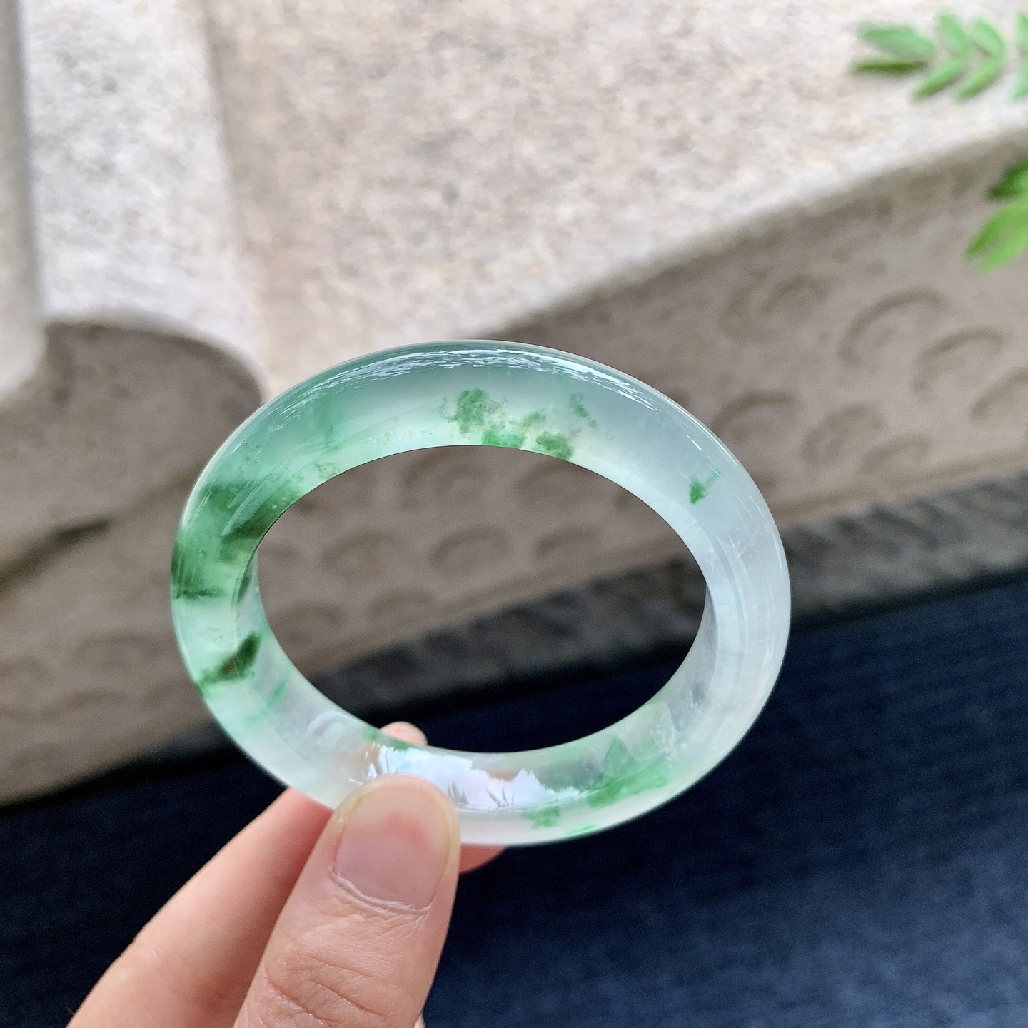 正圈49 50,圈口50.8/11/8.4,编码N2082208,高冰飘绿花，起光，清透，水润，种老，细腻，打灯有纹线