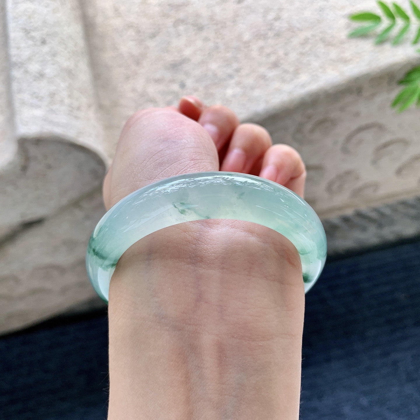 正圈50 51，圈口51.6/12.3/8，编码W6082233，冰糯飘绿花，水润，种老，细腻，打灯有棉线