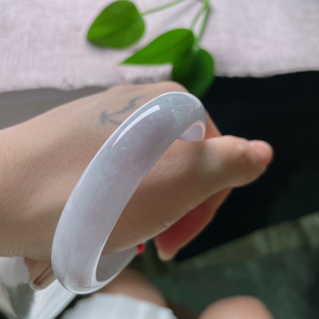 54/12.6/7.4，有棉线，紫底正圈，光线流转在镯身之上，泛着淡淡的柔光。ss57584a