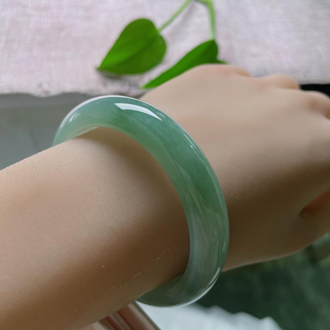 绿底正圈，镯身色彩过渡自然，由深青慢慢晕染到浅调，层次丰富，耐人细细品味。ss57576a