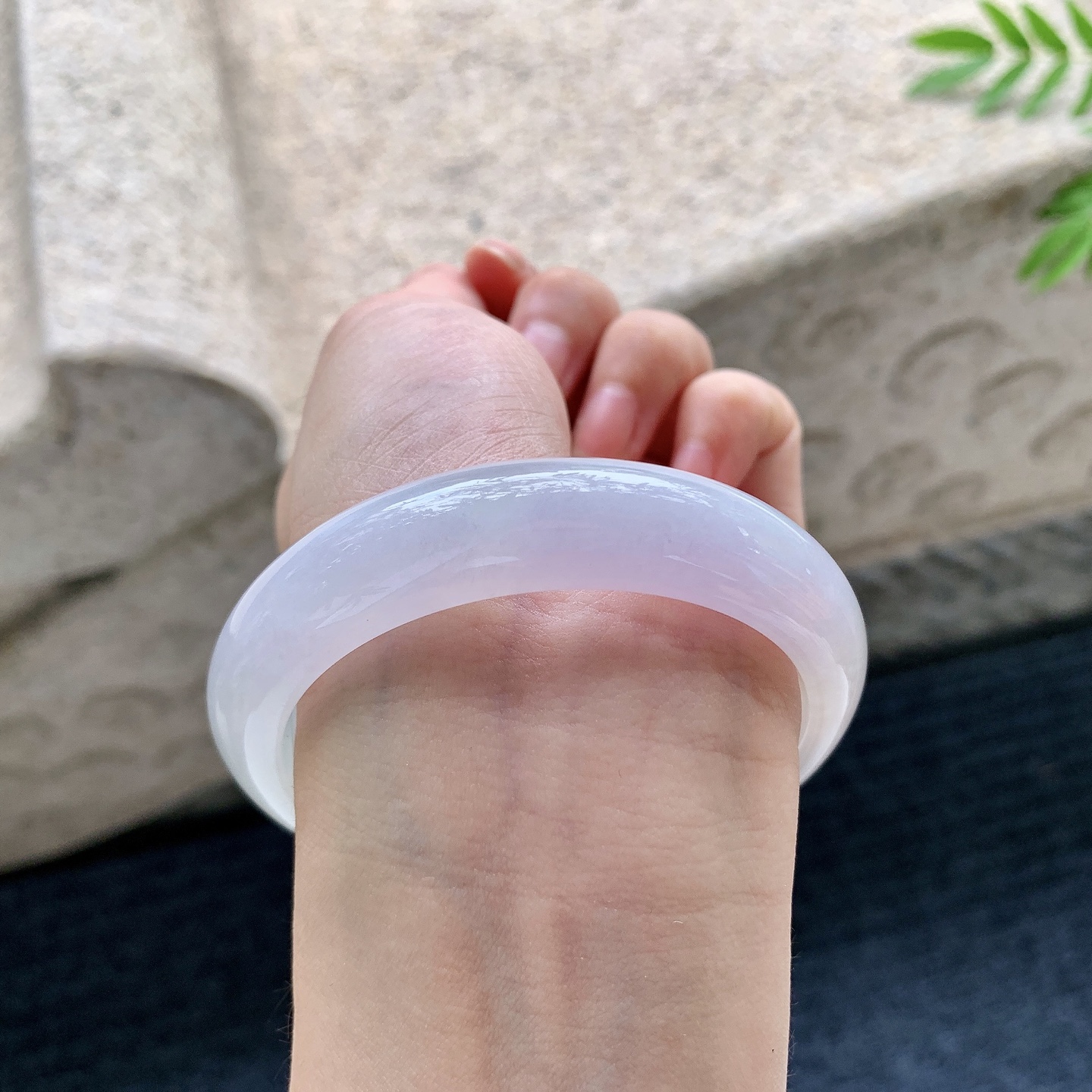正圈55 56，圈口56/13.5/8，编码HW082204，糯冰双彩，水润，种老，细腻，无裂。