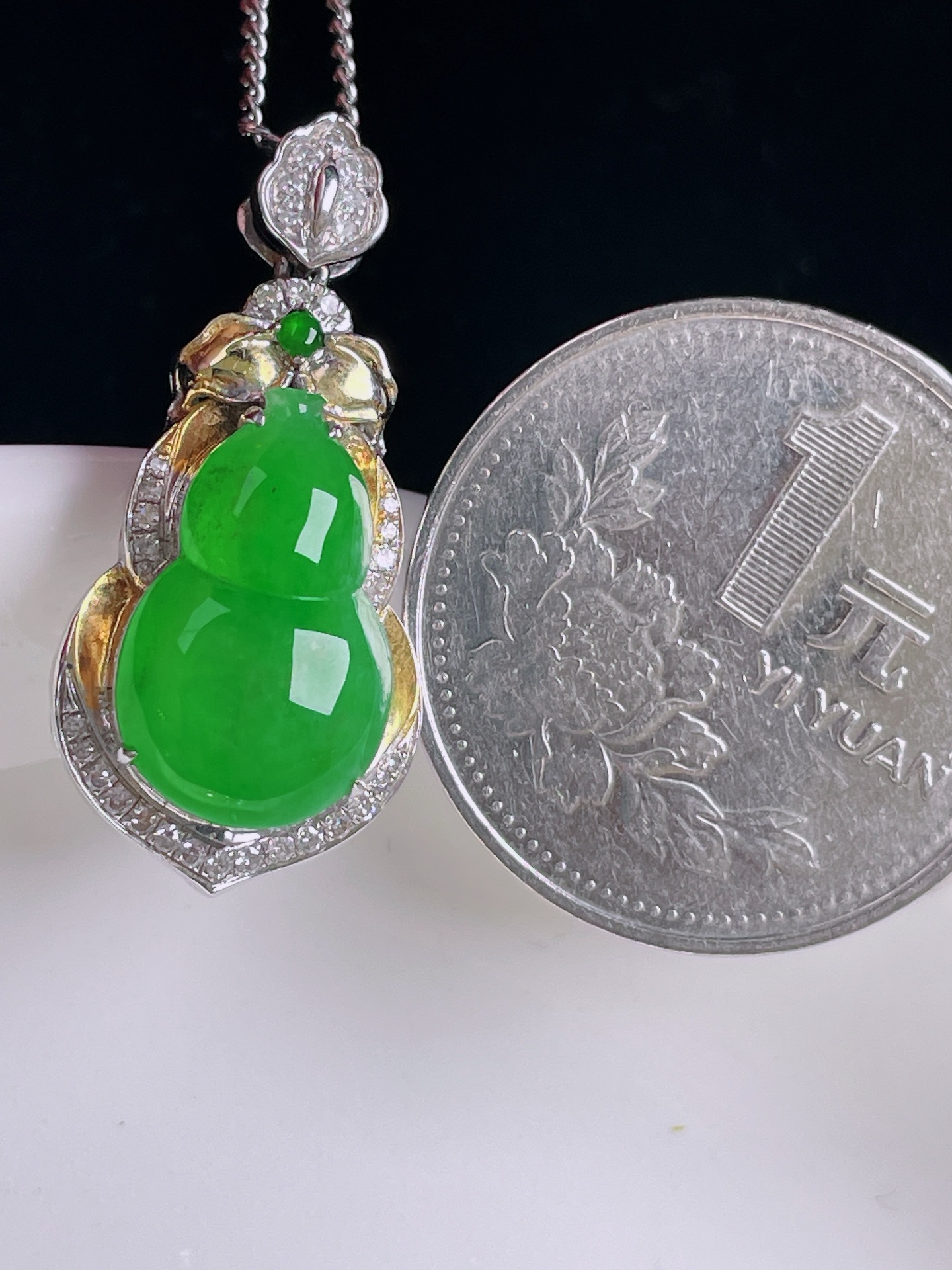 冰绿葫芦，18k镶嵌，老种起光，细底通透，尺寸：29/13.7/8.6裸石16/10/4.5mm0821