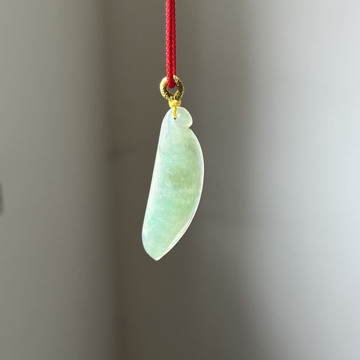 冰绿福瓜吊坠，种水好，饱满厚庄，冰透无裂，尺寸37.5×12.6×7.8，亏本出