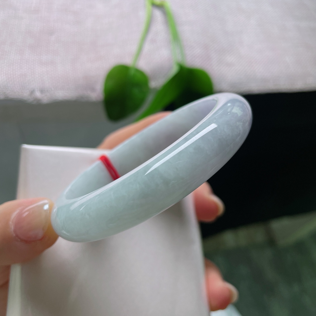 54.8/12.1/8.1，淡紫正圈，石纹，淡淡的含蓄清雅，不艳不烈，腕间轻绕，自带一份安静温婉的东方柔情。ss57590a