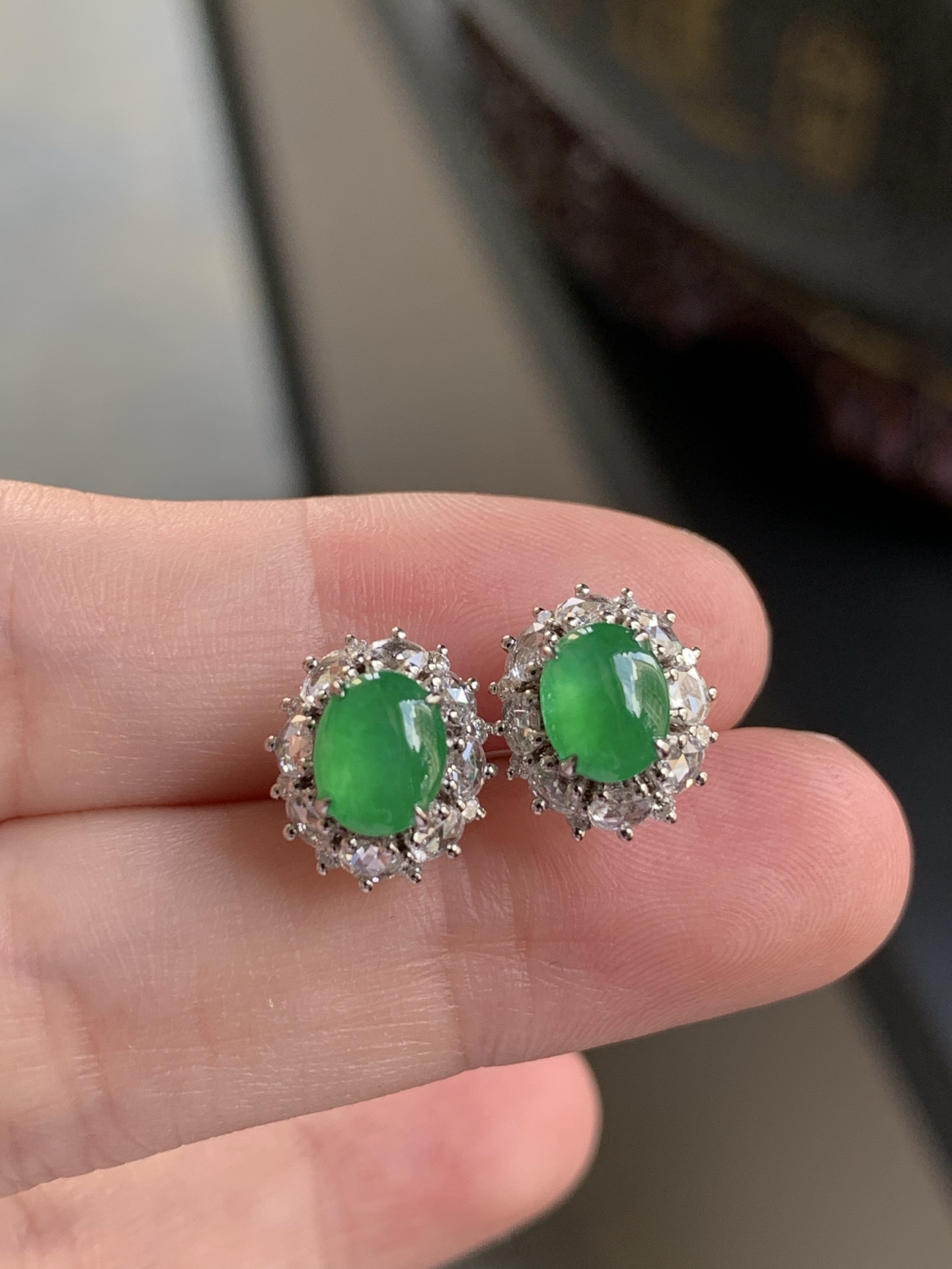 ️【18k金镶嵌蛋面耳钉一对】种老细腻，色阳浓郁起胶，尺寸：成品：10.8*9.8*7.1，裸石：6.7*5.3*1.8,c82821