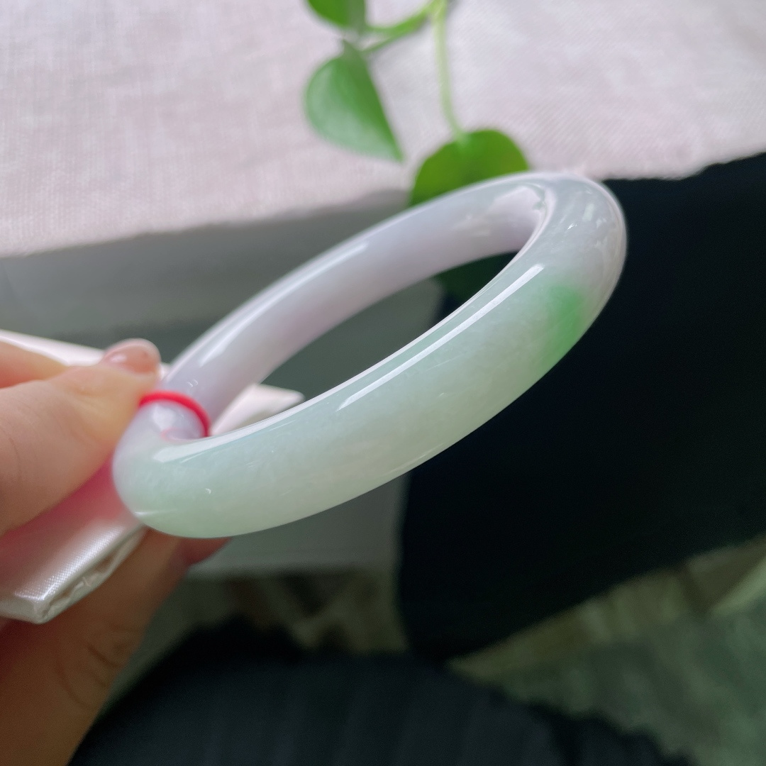 57.2/11.5，春彩圆条，一点皮纹，朦胧紫底衬鲜翠，花色清新柔和，器型饱满厚实，氛围感满满的春日手镯。ss56692a