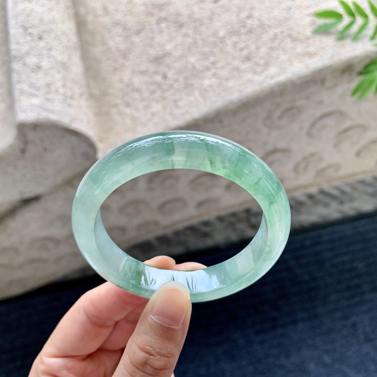 正圈51 52，圈口52.4/11.7/7.6，编码WW082242，描述冰糯飘绿，水润，种老，细腻，无裂