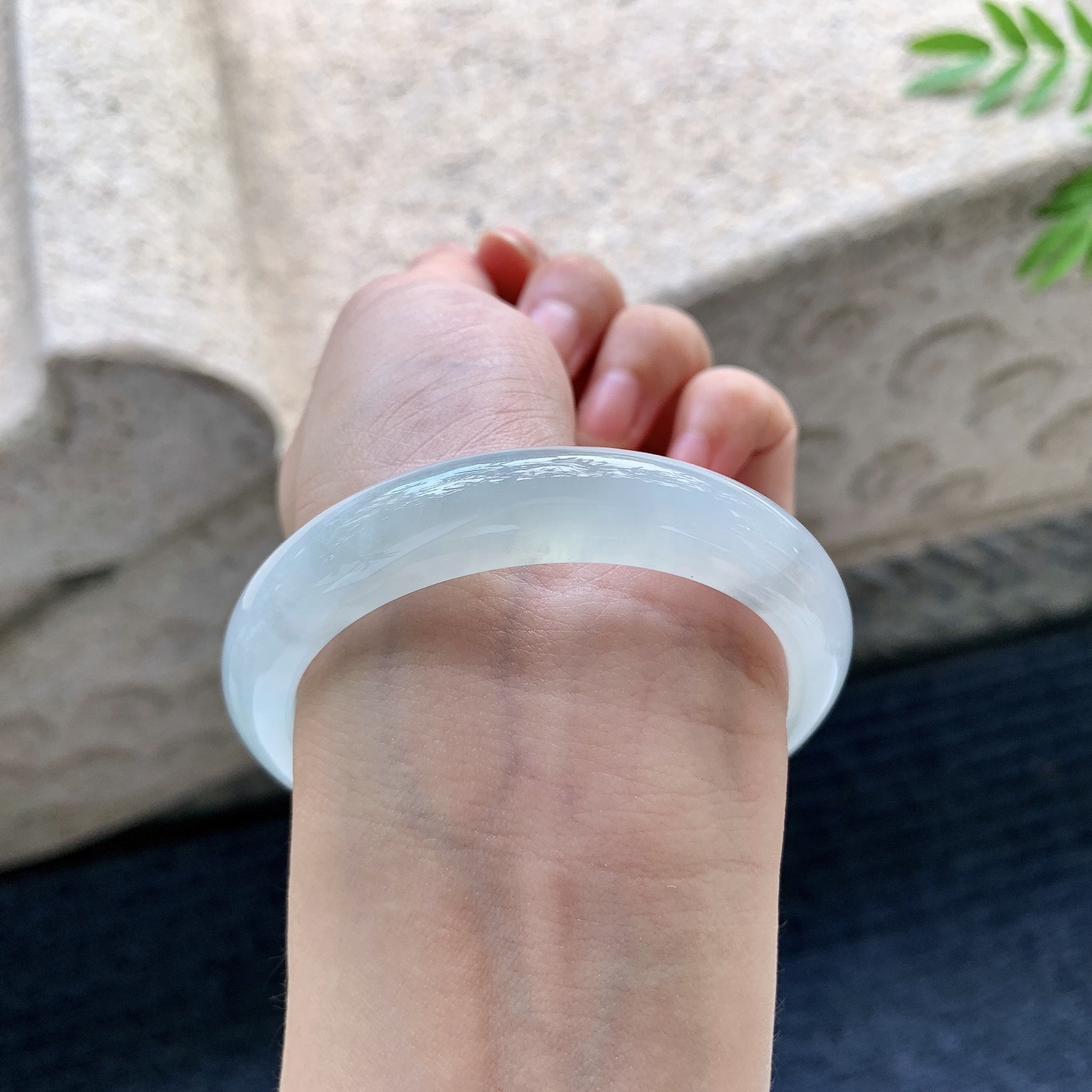 正圈53 54，圈口54.3/11.5/8，编码W6082232，糯冰底色，水润，种老，细腻，打灯有棉线