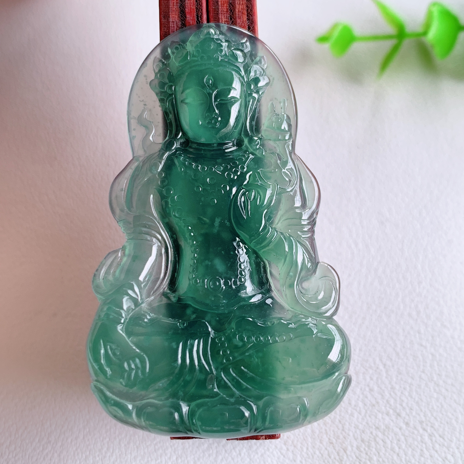 蓝冰精雕观音吊坠，法相端庄大气，工艺精湛，种色浓郁，细腻饱满冰润，种老水足，收藏佳品，佩戴大气  W03.20  尺寸：57-34.3-4.6mm