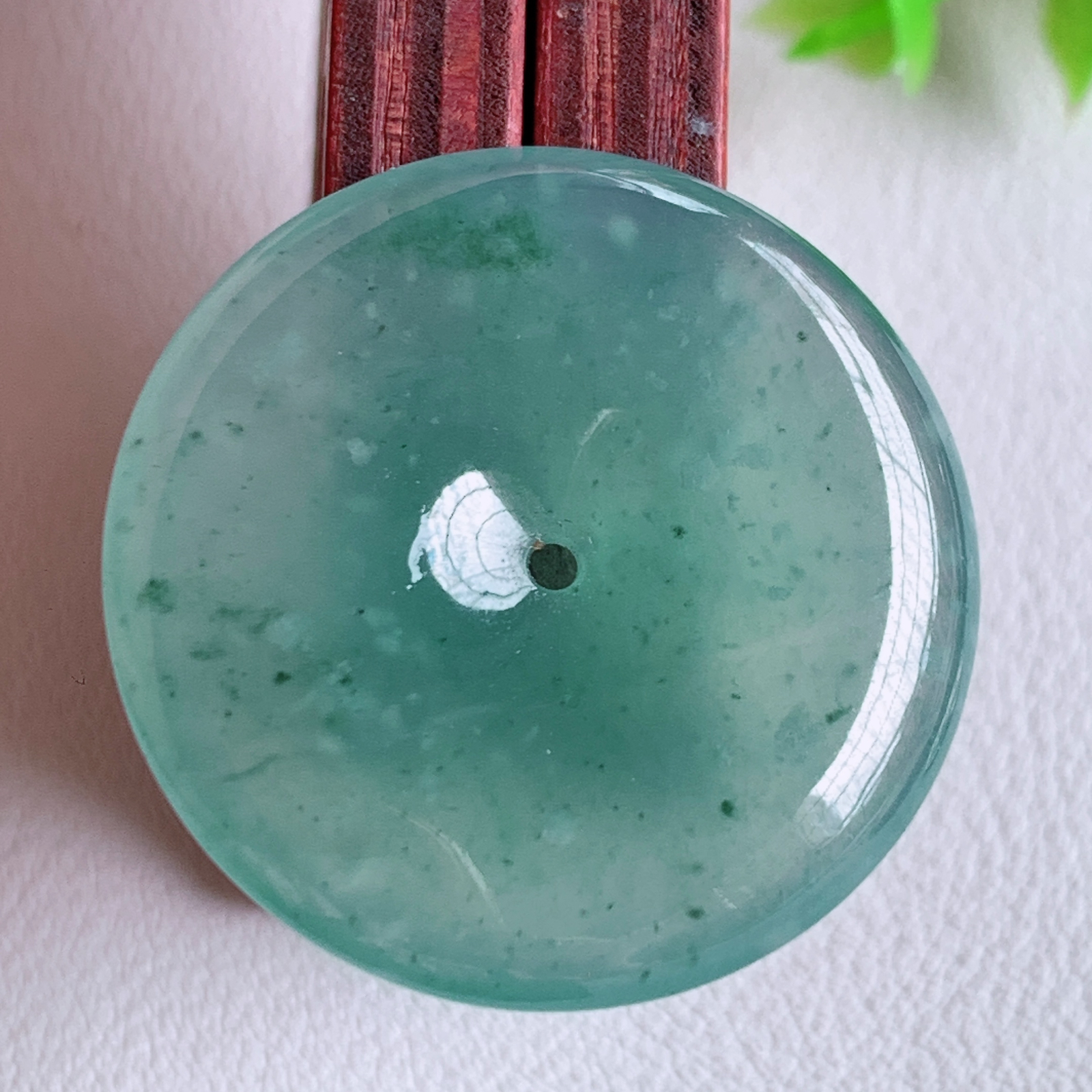蓝冰飘花平安扣吊坠，厚装饱满，冰润剔透，细腻水足，种质润泽，飘花灵动，佩戴优雅大气，W03.20  尺寸：29.5-5.5mm