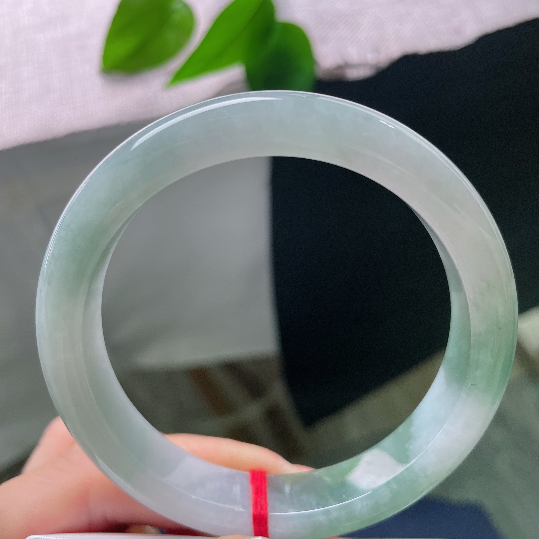 油青正圈，无裂，深浅错落的绿花随性散落在镯身，如同水墨晕染，每一处花纹都。ss57856a