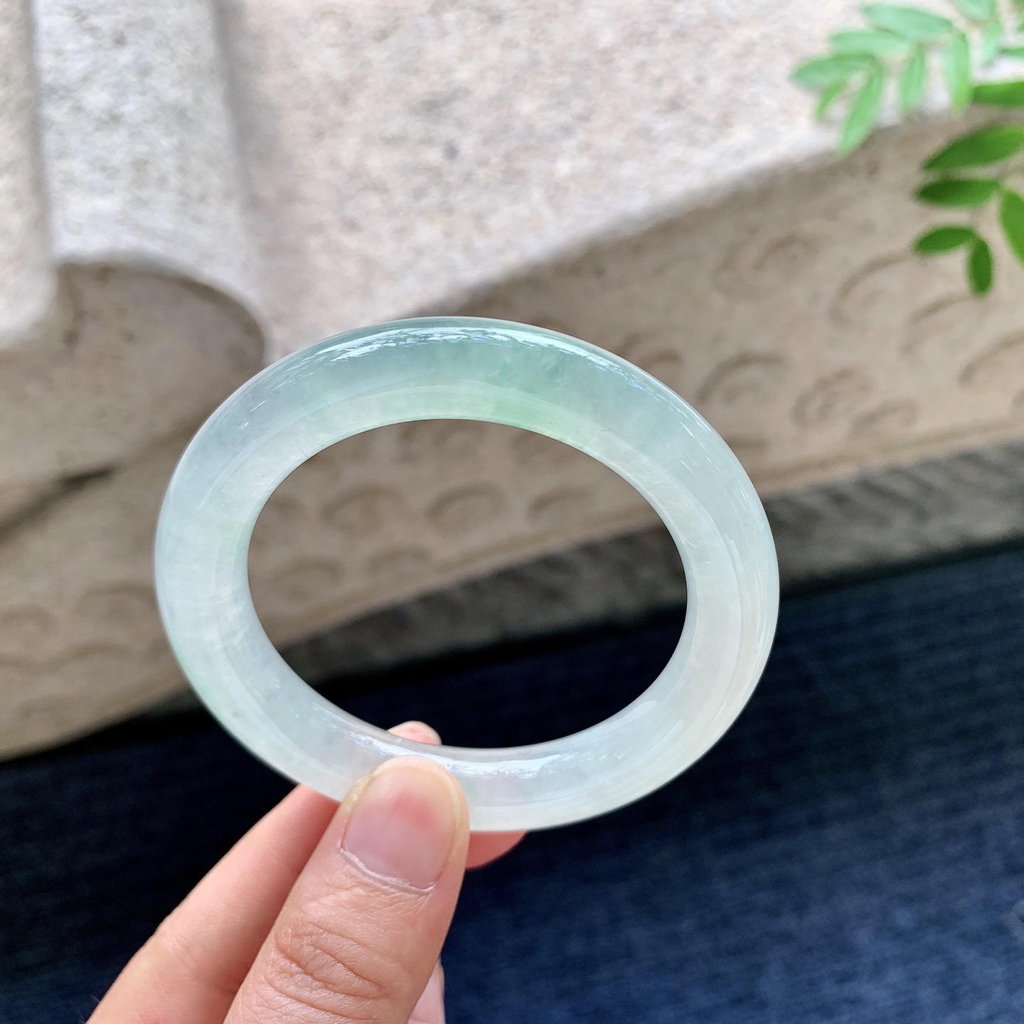圆条49 50,圈口50.1/10/9.7,编码DZ082308,冰糯飘绿，水润，种老，细腻，打灯有棉纹