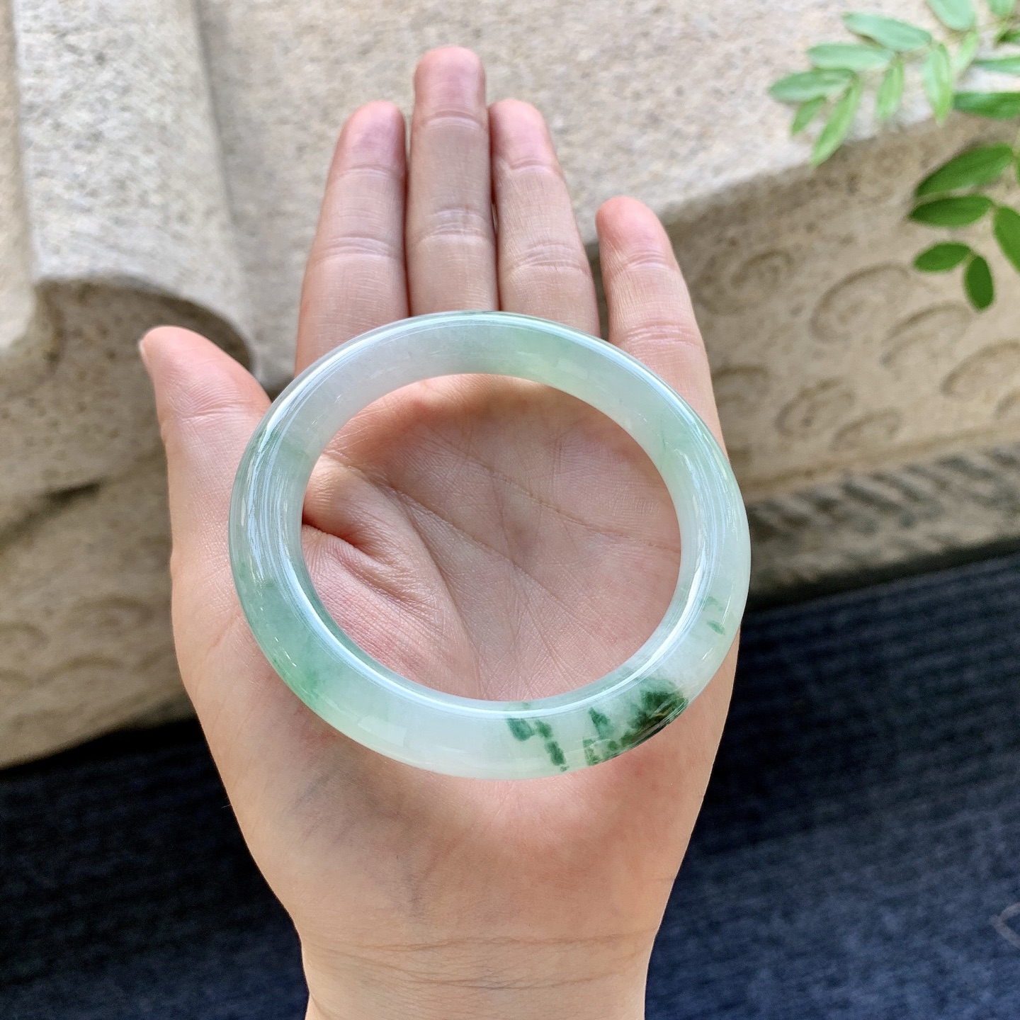 圆条52 53，圈口53.5/9.6/9.4，编码BA082323，糯冰飘花，水润，种老，细腻，打灯有棉纹