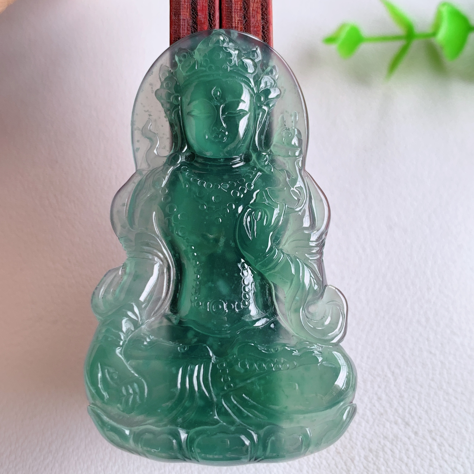 蓝冰精雕观音吊坠，法相端庄大气，工艺精湛，种色浓郁，细腻饱满冰润，种老水足，收藏佳品，佩戴大气  W03.20  尺寸：57-34.3-4.6mm