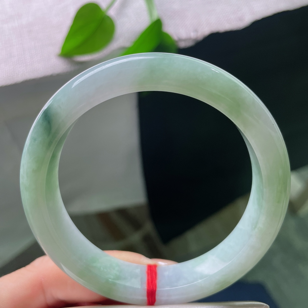飘花正圈，有裂，玉质细腻，翠色点缀鲜活灵动，端庄中透着一抹亮眼生机。ss57844a