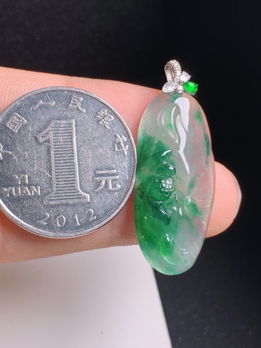 冰种飘花莲花吊坠，翠色浓郁，雕工雅致，和和美美，530819