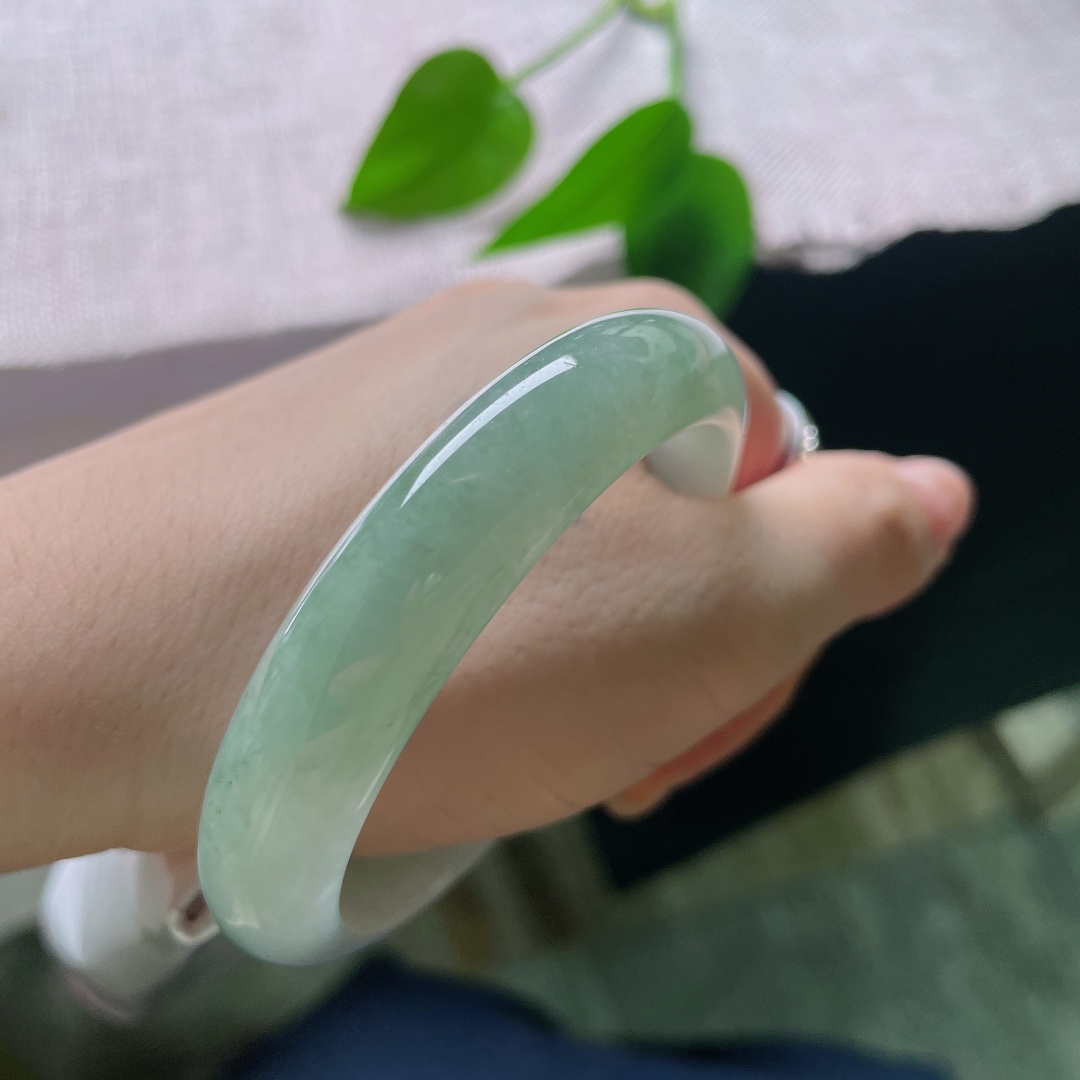 油青正圈，皮纹，深青如水，色泽温润厚重，玉质油润顺滑，越戴越能品出内敛的韵味。ss57751a