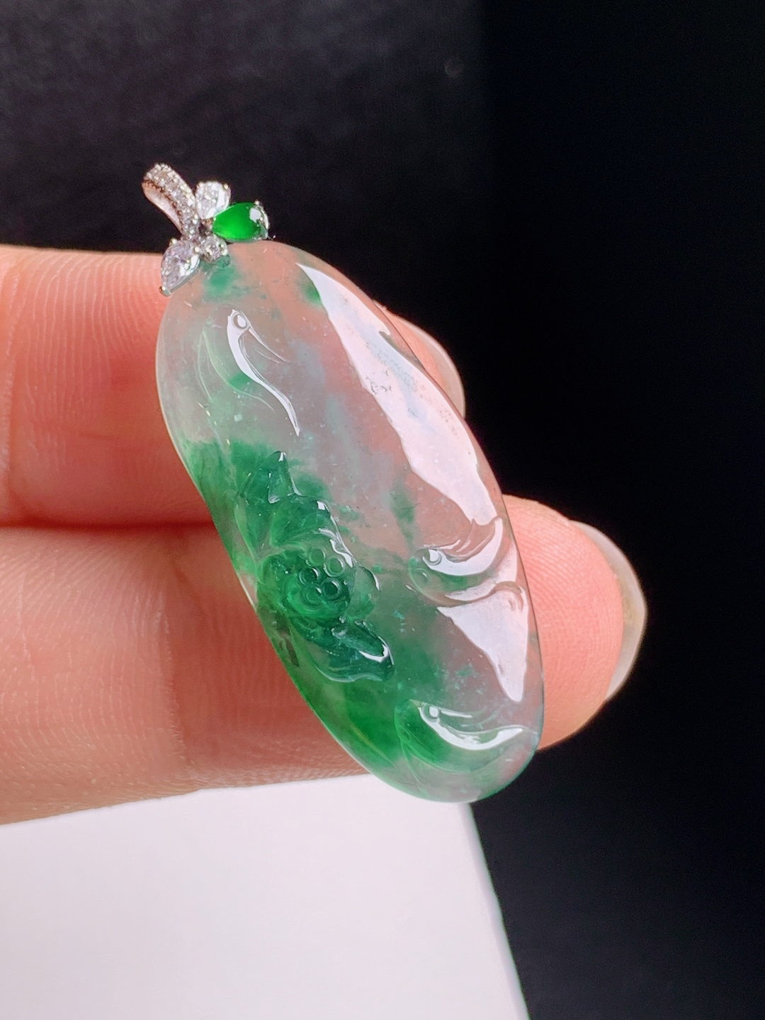 冰种飘花莲花吊坠，翠色浓郁，雕工雅致，和和美美，530819