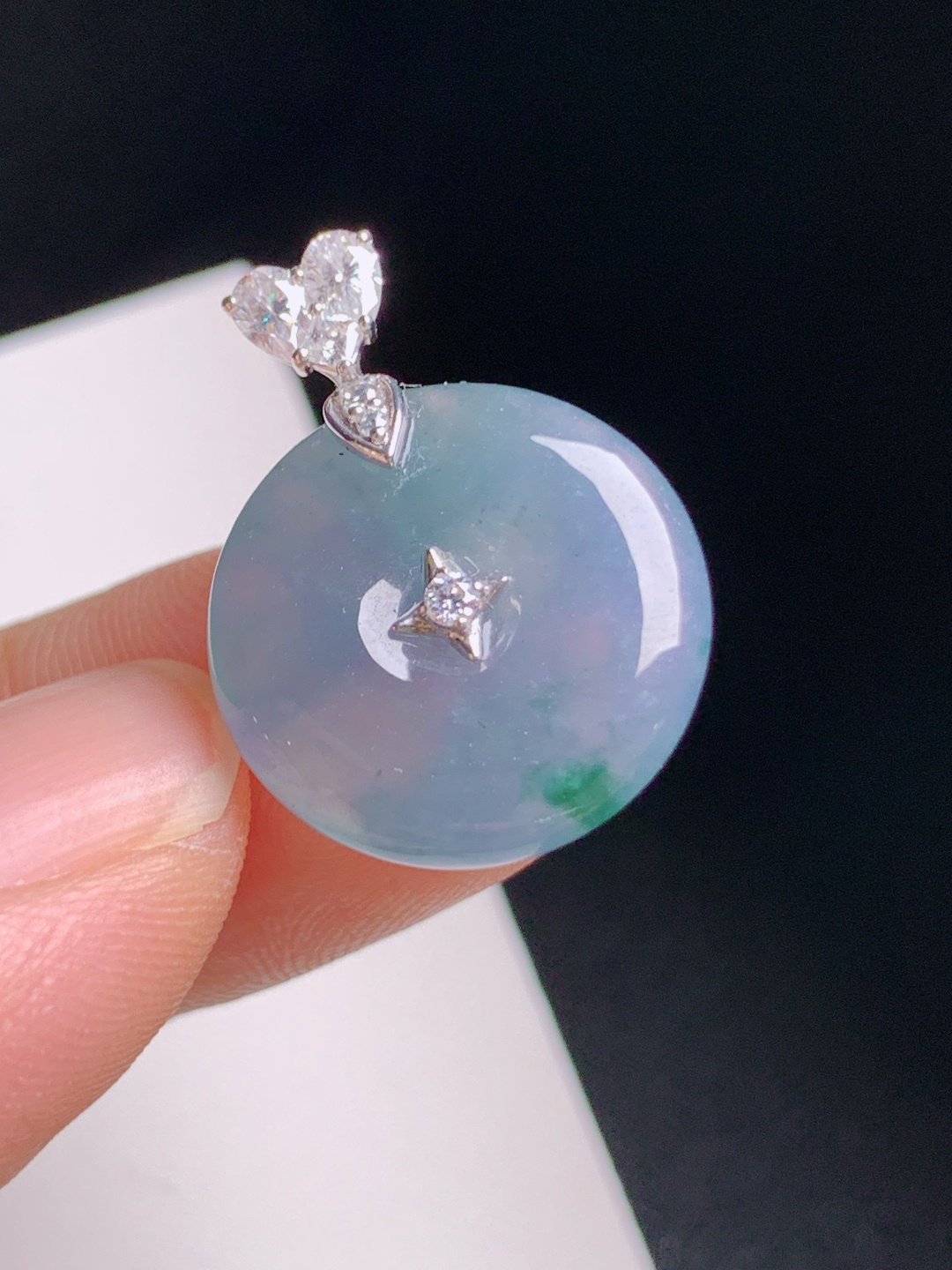 冰紫飘花平安扣吊坠，种水通透，花色飘逸，温婉雅致