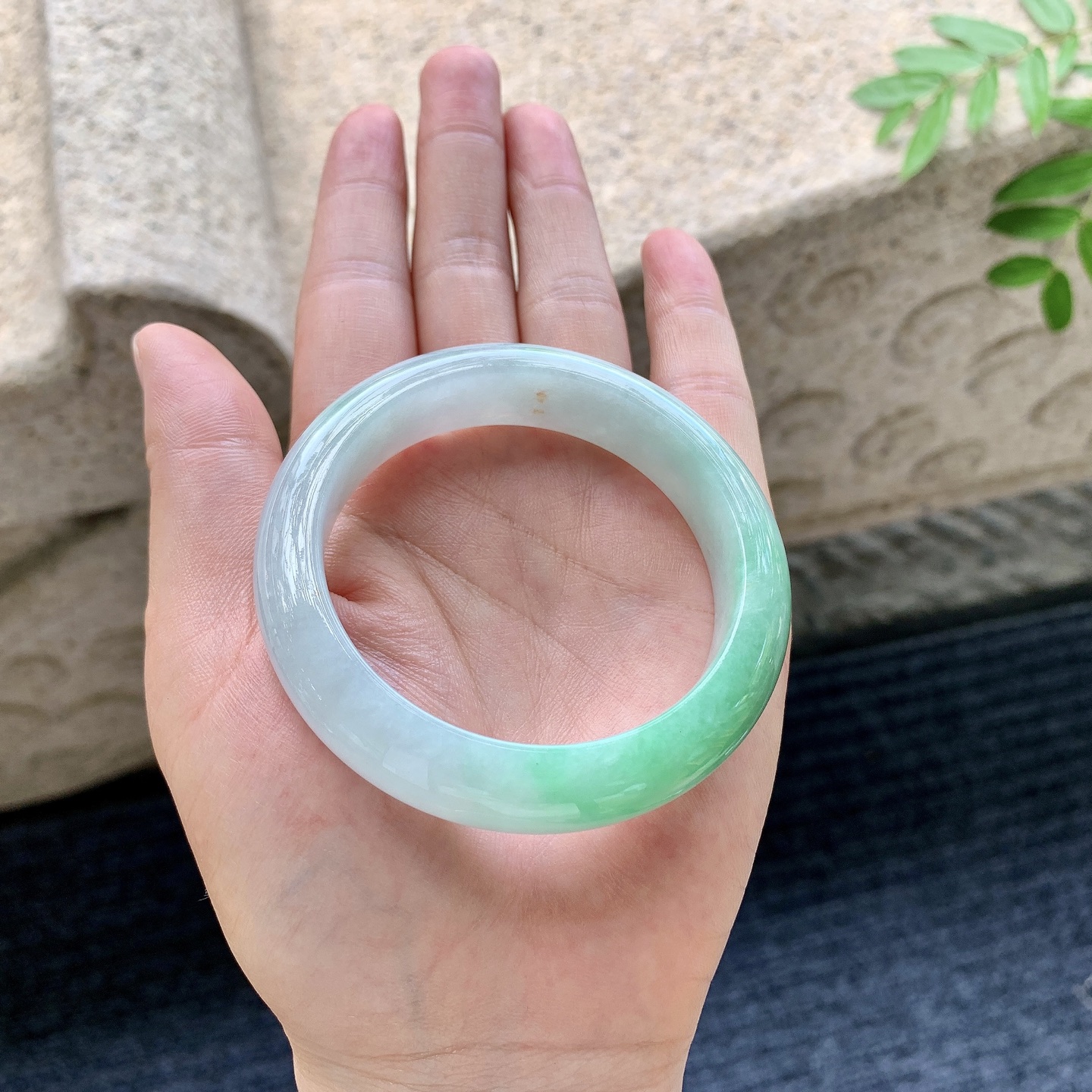 正圈50 51，圈口51.3/12.7/8.3，编码T1082320，细糯飘绿，水润，种老，细腻，打灯有纹线